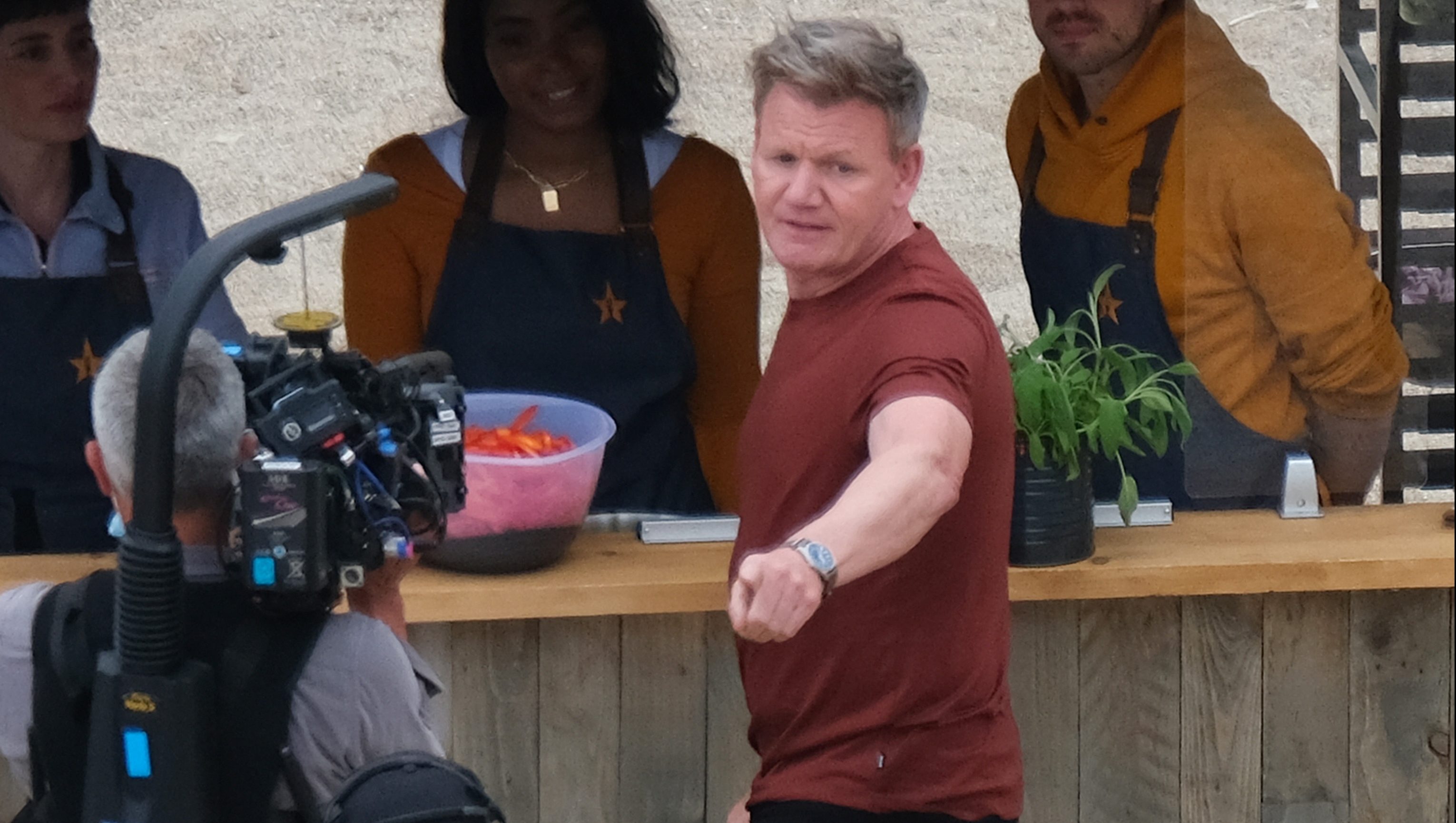 Gordon Ramsay és műsorának stábja beletrappolt egy tengerparti esküvőbe