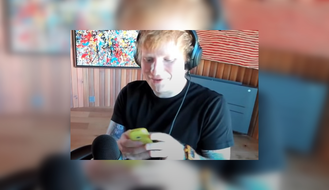 „Várjatok, a kormány” – szakította félbe Ed Sheeran a Weasley-ikrek podcastját, amikor felhívták, hogy betartja-e a karantént