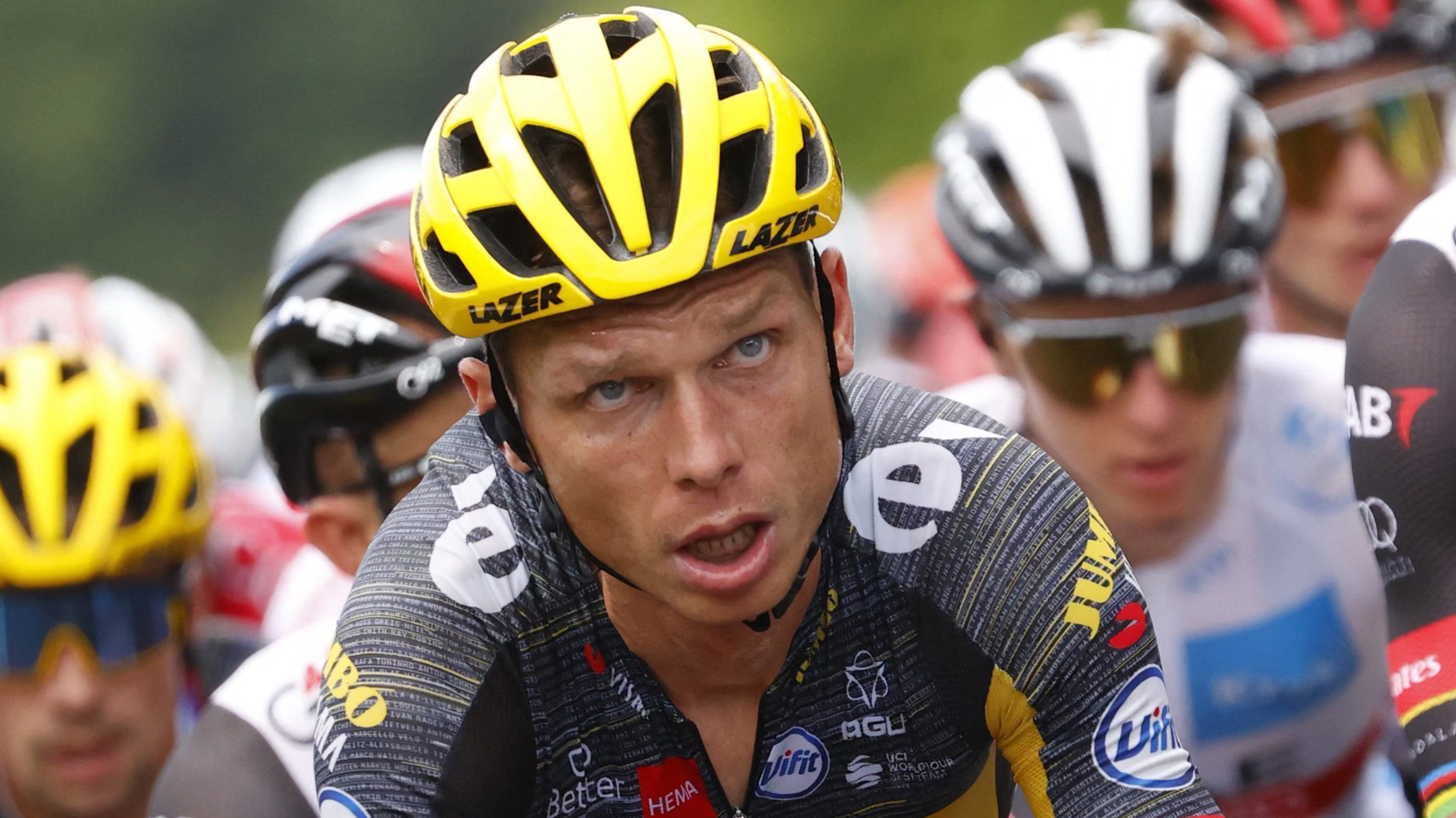 Mentő vitte kórházba az árokba zuhanó kerékpárost a Tour de France-on
