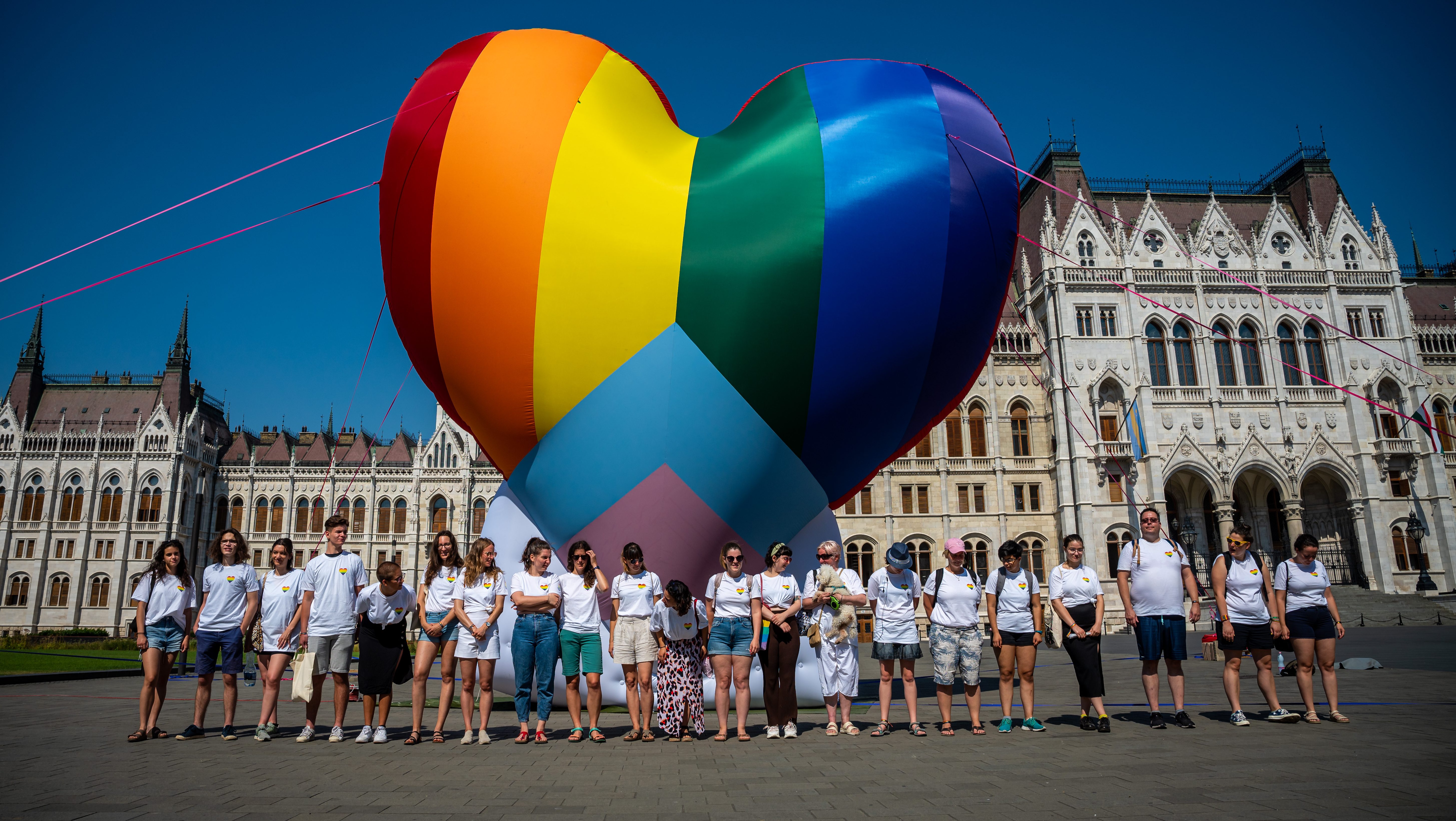 Óriási szivárványszínű léggömböt állítottak fel a Parlament előtt