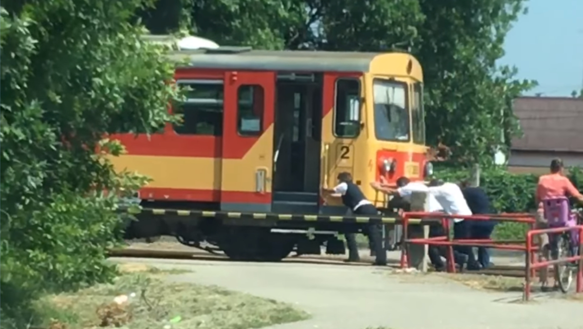 Videón a tiszalöki kuriózum: emberek tolták át a vonatot az átkelőn