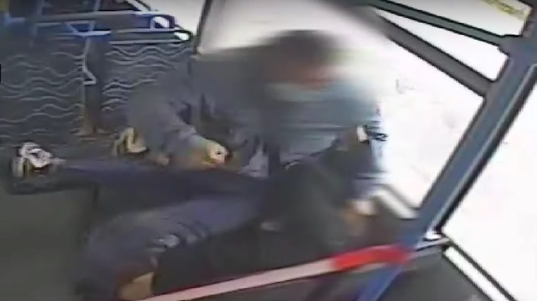 Vádat emeltek a férfi ellen, aki összevert egy utast a csepeli buszon a lehúzott maszkja miatt