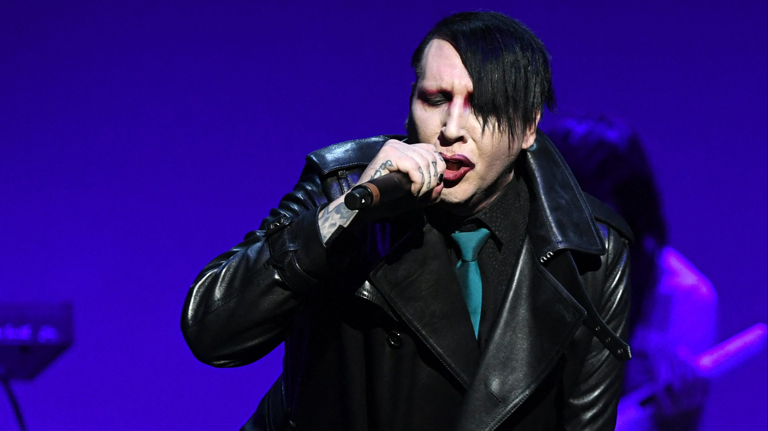 Marilyn Manson feladta magát az ellene kiadott elfogatóparancs után