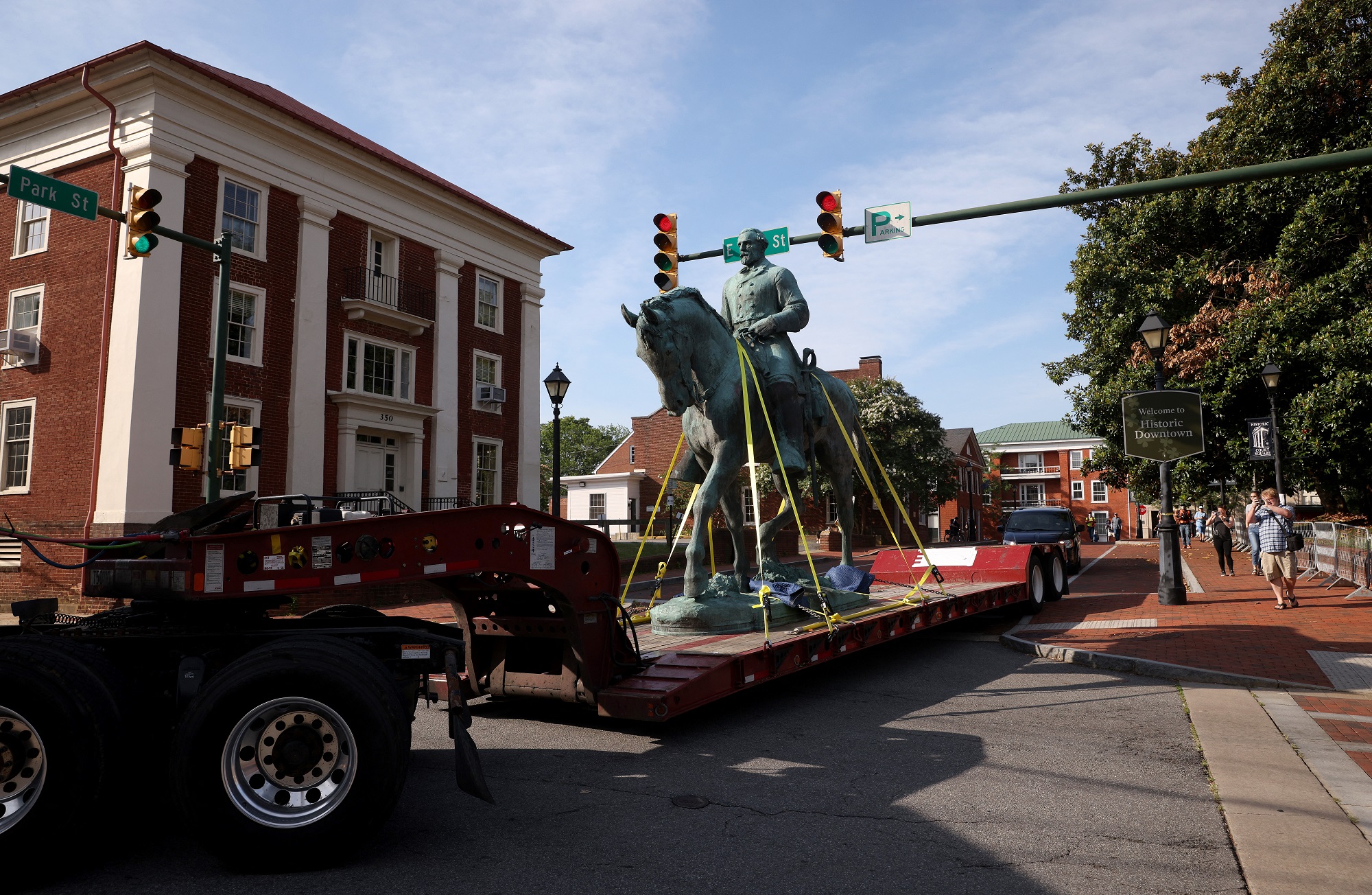 Lebontják Charlottesville hírhedt konföderációs szobrait