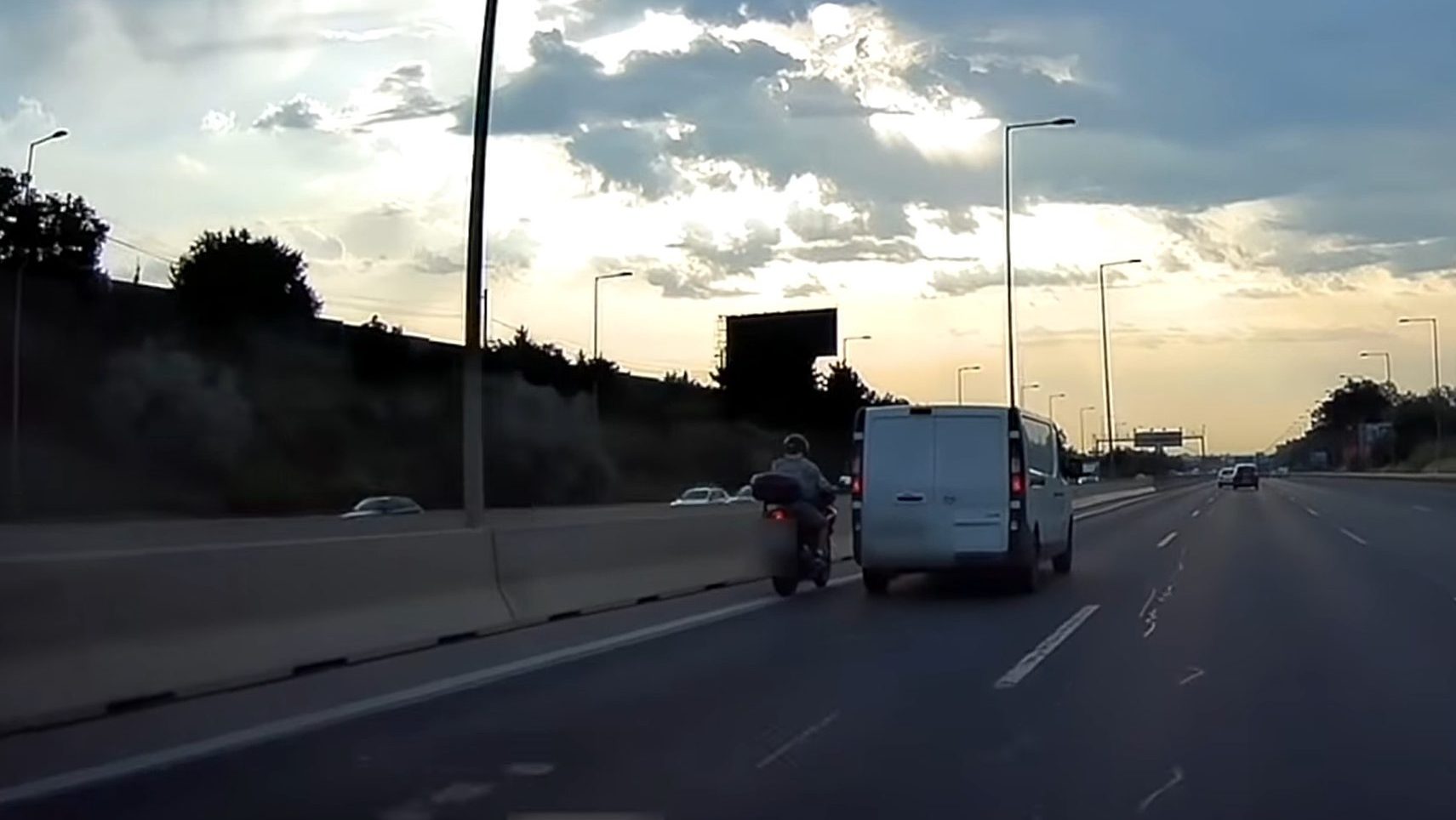 Épphogy elfért a motoros a jobbra tartást mellőző furgon mellett – videó