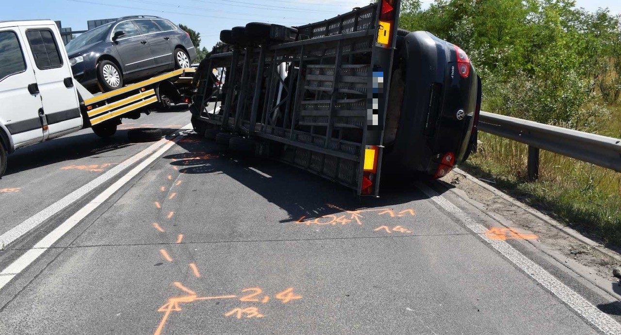 Defektet kapó horrorkaraván okozott súlyos balesetet az M0-s autóúton