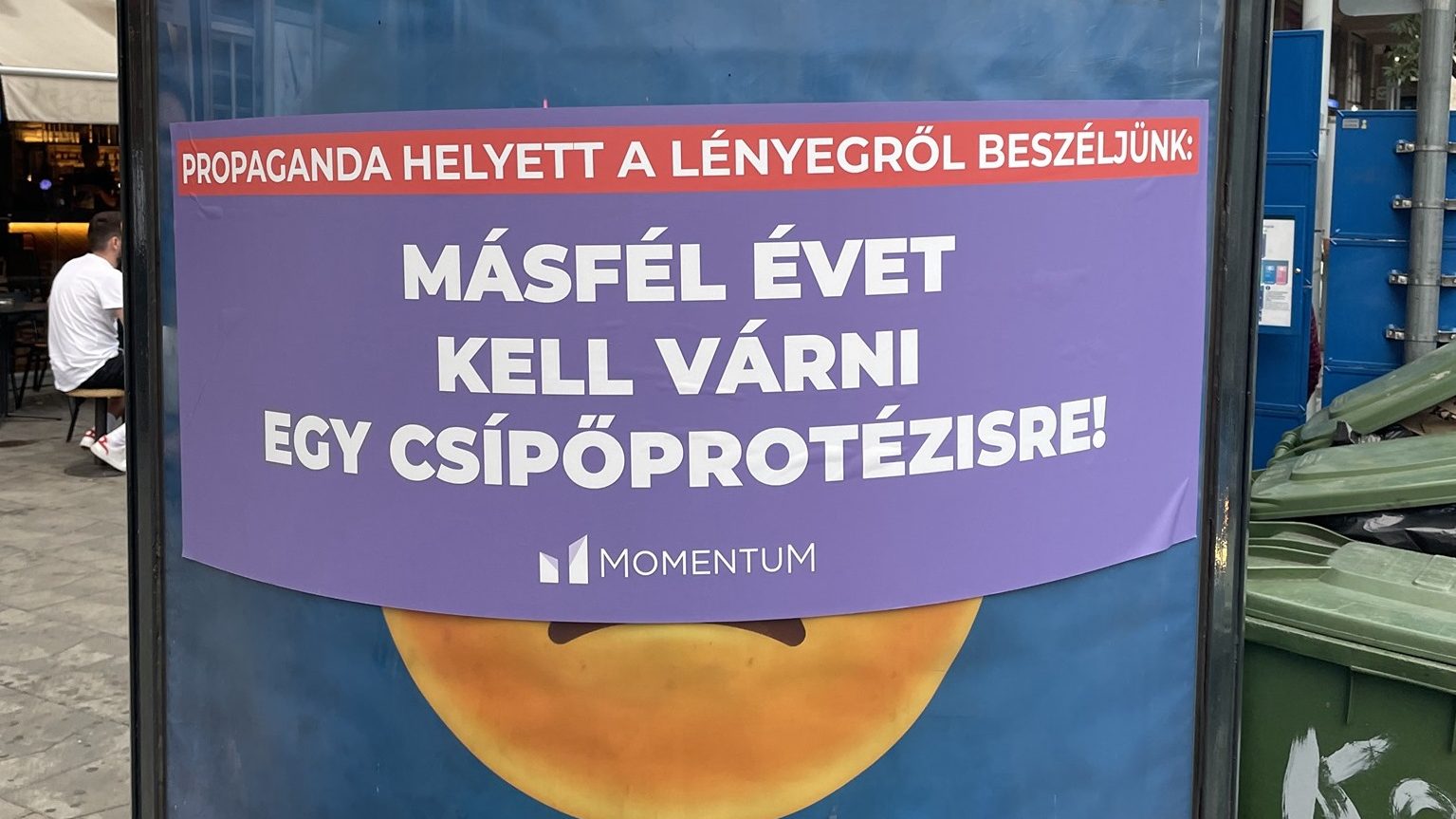 A Momentum leragasztott konzultációs plakátokat, a Fidesz szerint Gyurcsány volt a megbízó