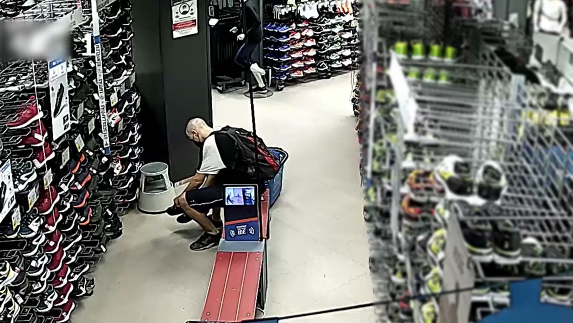 Egy hidegvérű tolvaj besétált egy boltba a Nyugatinál, felvett egy új cipőt, a régit ott hagyta, aztán fizetés nélkül kisétált