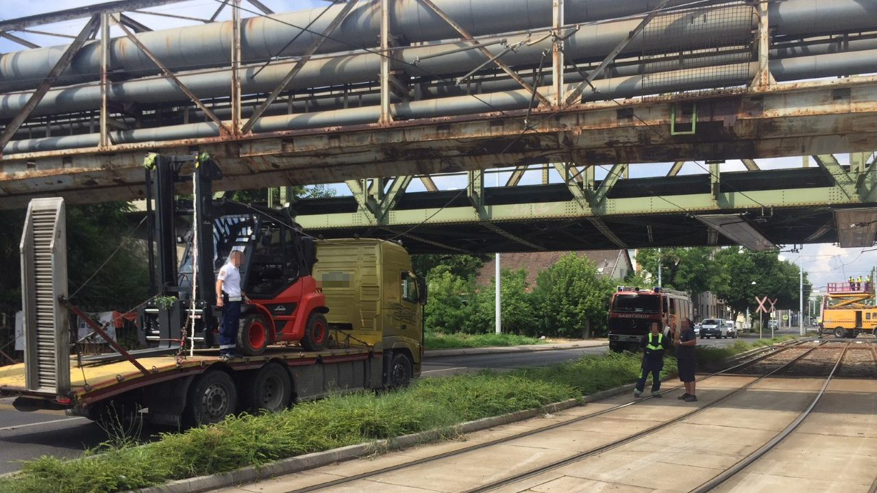 Leszakította a villamosvezetéket egy targonca Kőbányán