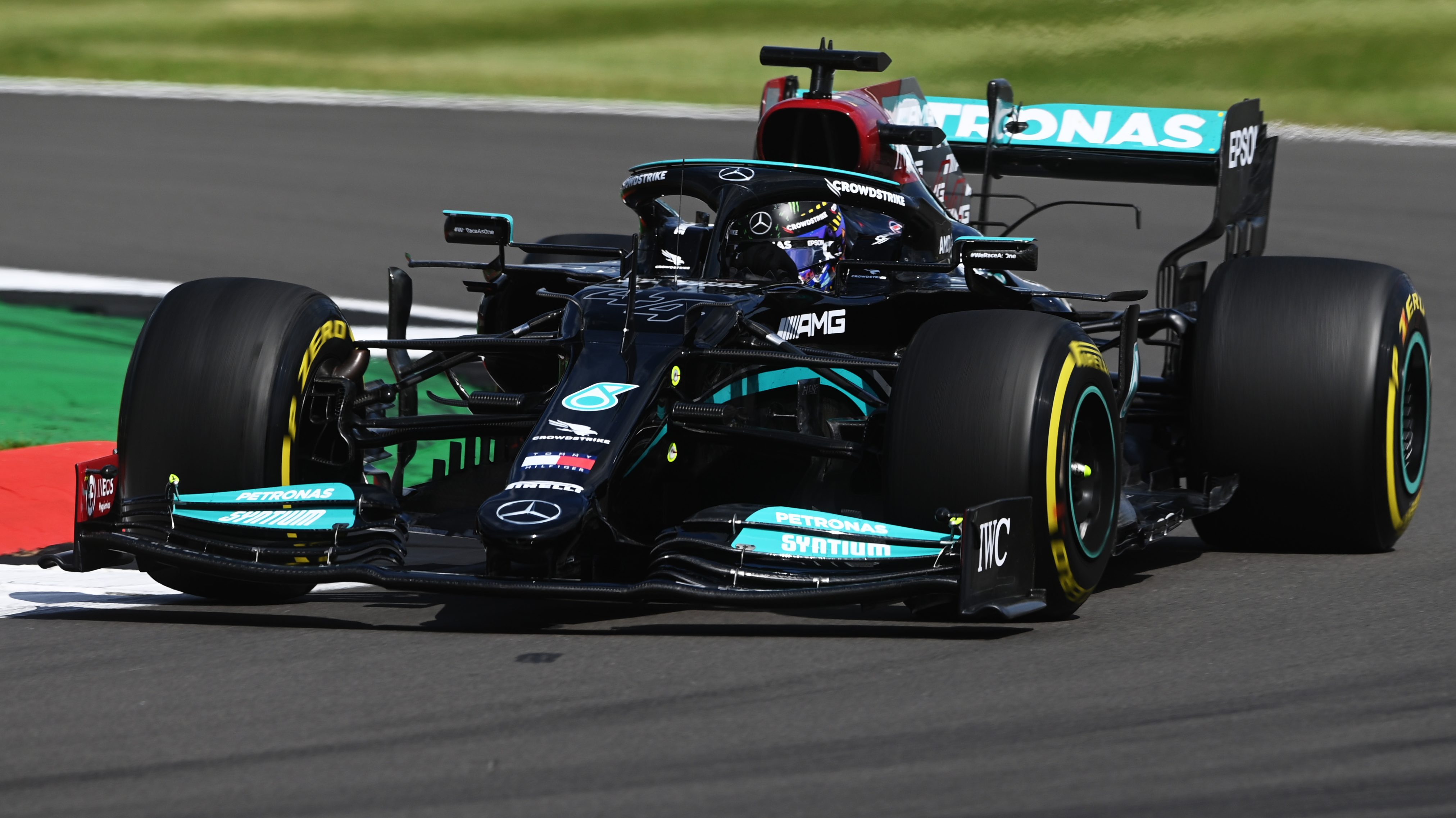 Lewis Hamilton nyerte a Brit Nagydíj időmérőjét