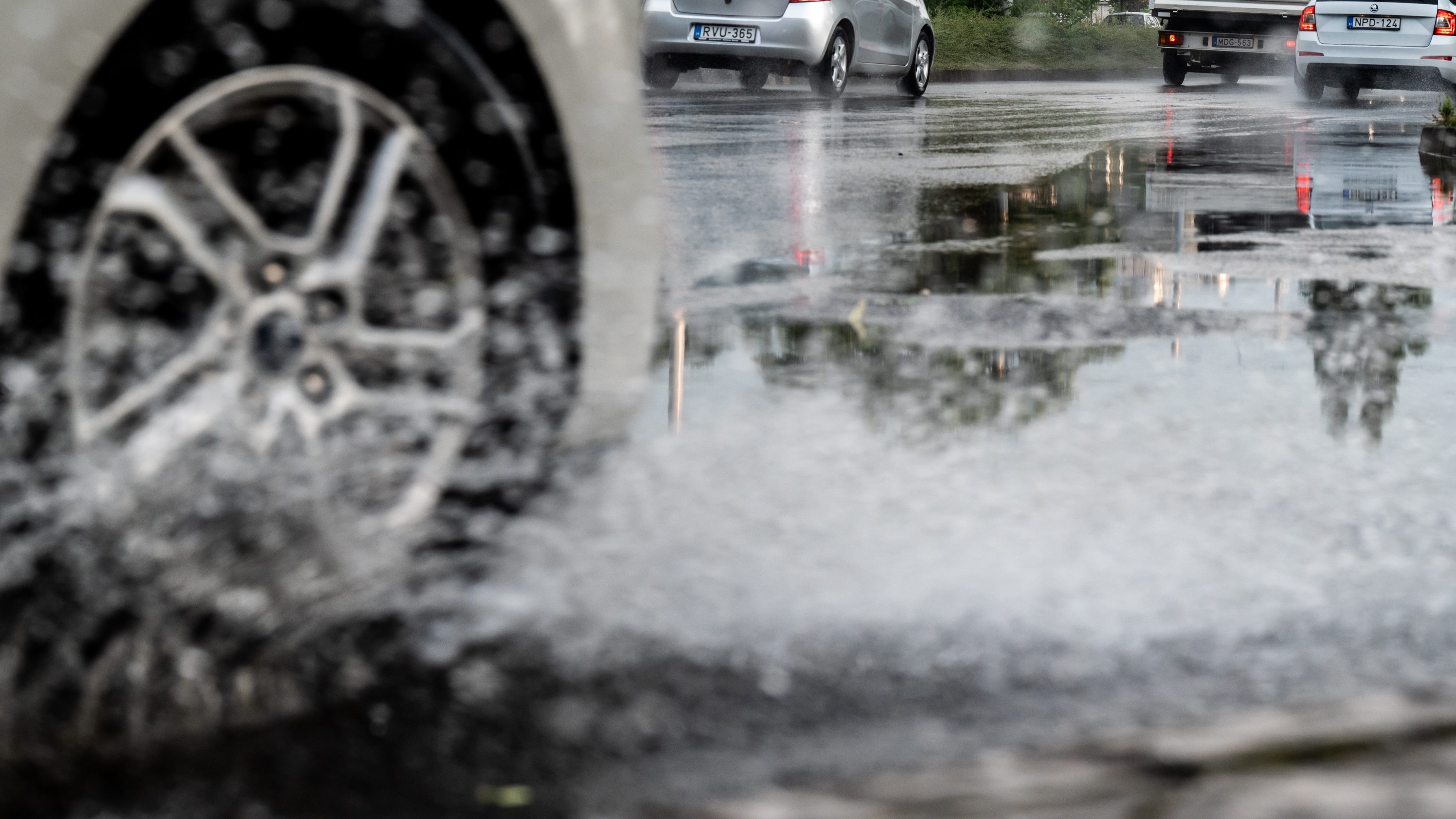 Kidőlt fák, hömpölygő esővíz okozott gondot országszerte