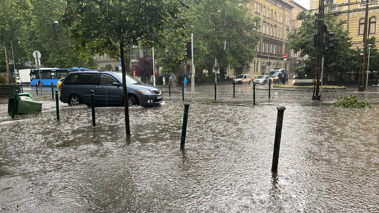 Elöntött aluljárók, hatalmas vízfolyások – Képeken a budapesti égszakadás