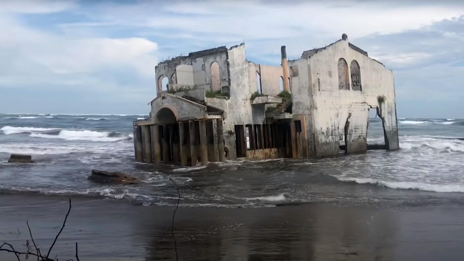 Titokzatos, elhagyatott villa bukkant fel El Salvador partjainál