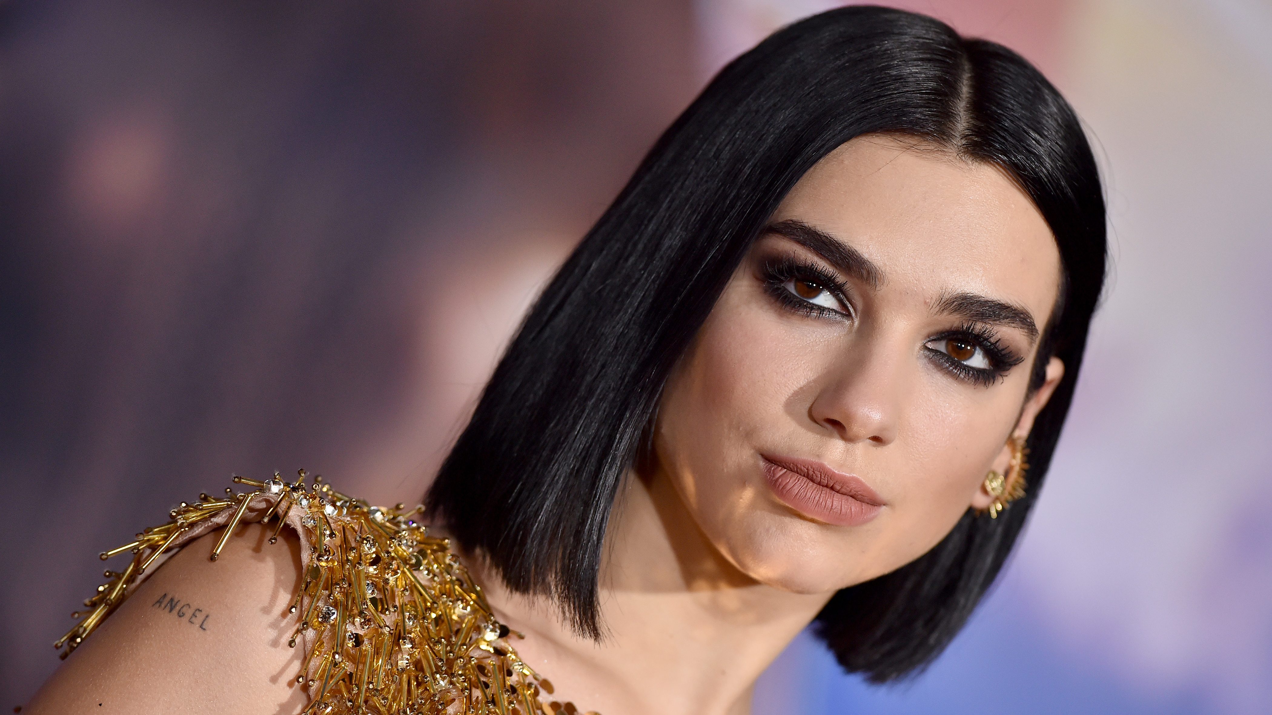 Dua Lipa nem gondolta túl a bulizós szettjét: konkrétan bikinifelsőben indult útnak