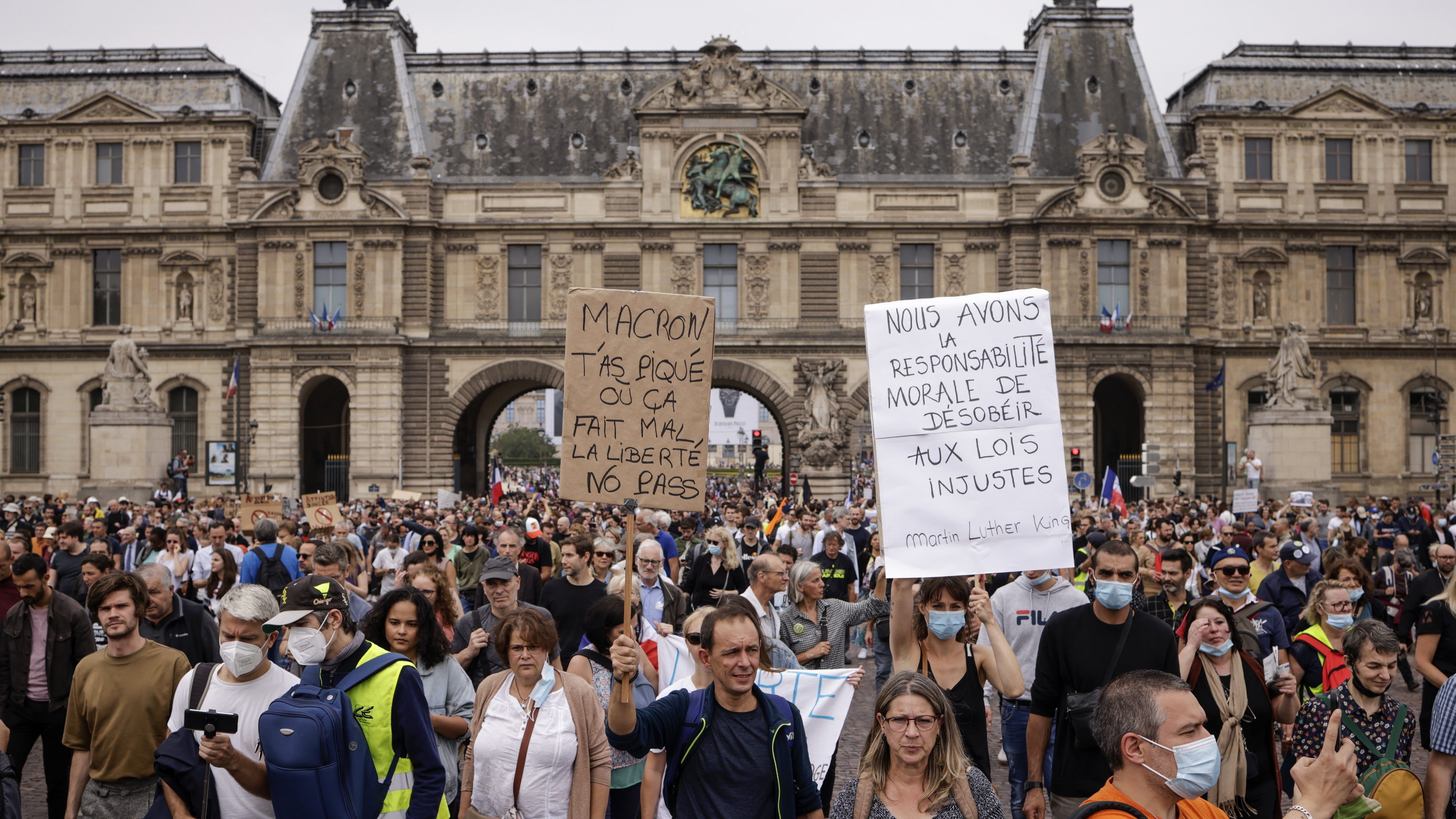 Könnygázt vetettek be a Párizsban az új Covid-korlátozások miatt demonstrálók ellen