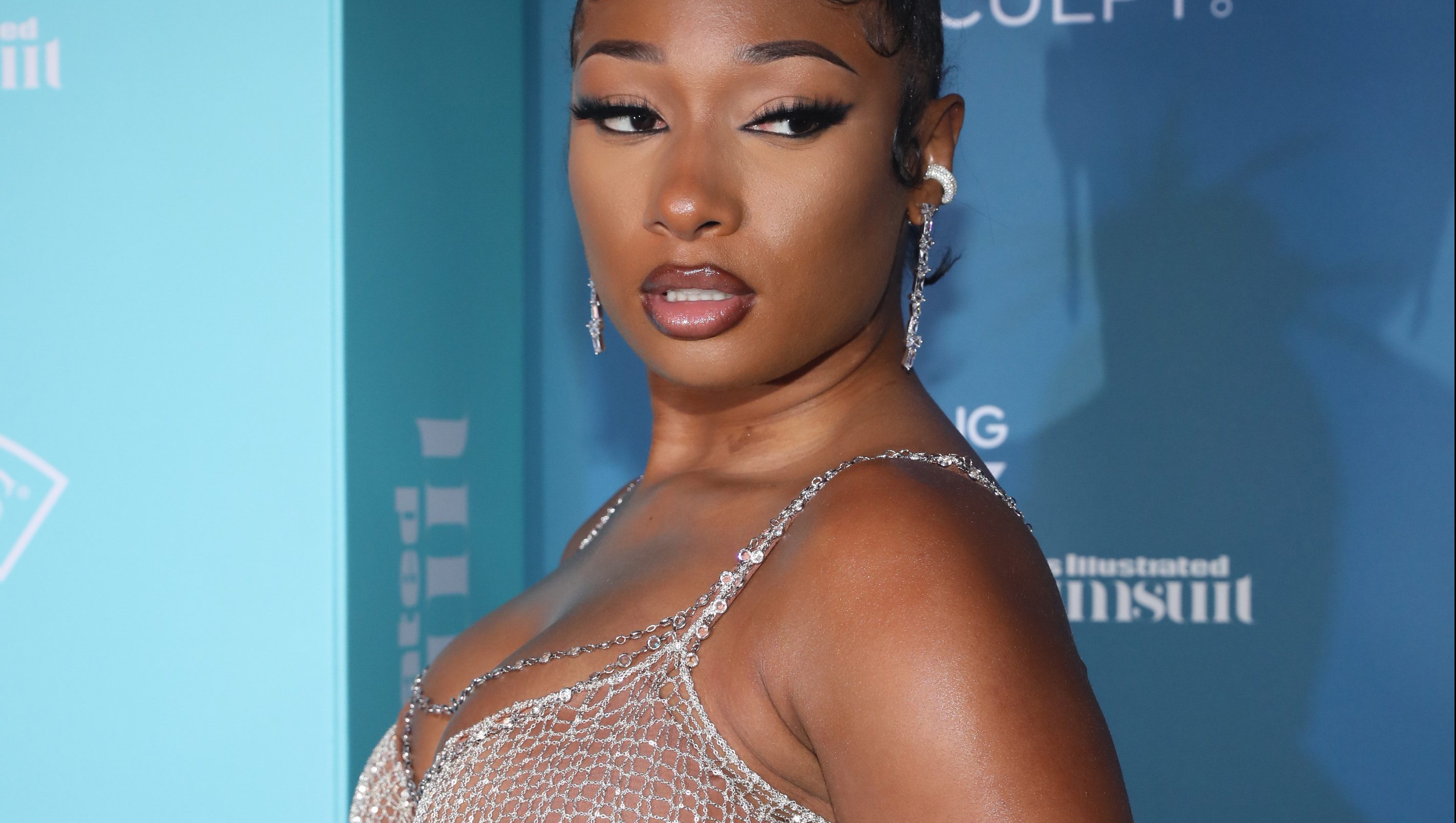 Megan Thee Stallion csak egy bugyit és kristályokat vett fel