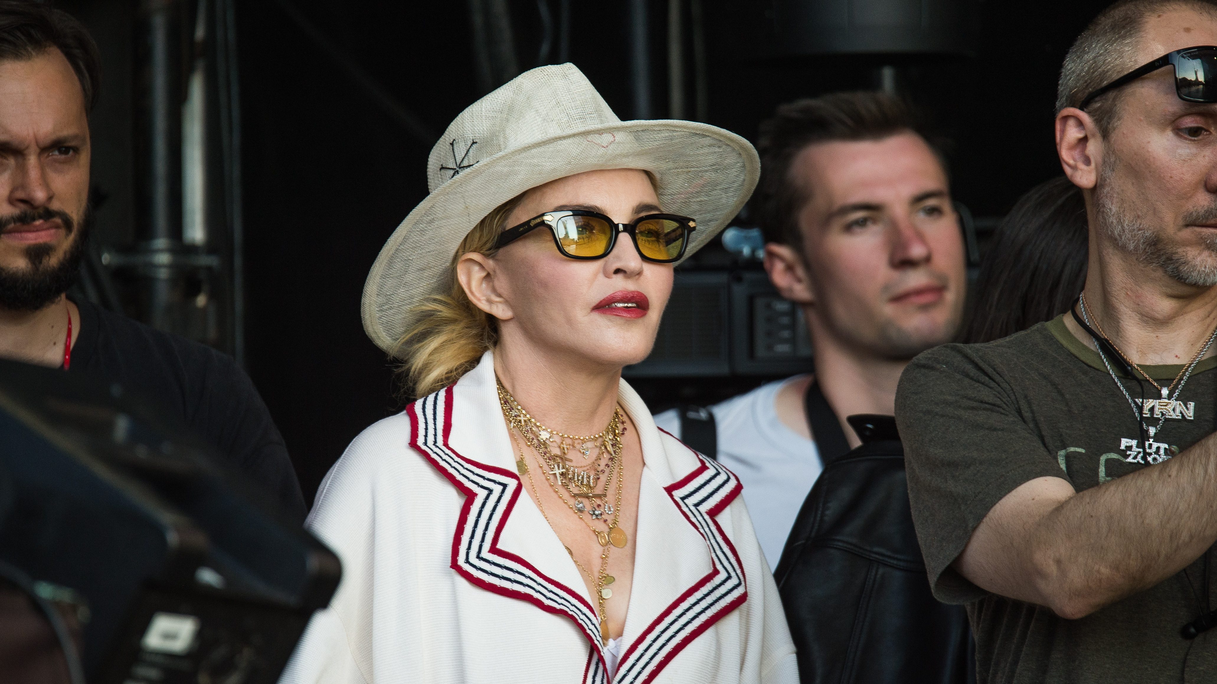 Madonna családi grillezésének lényege mintha az lett volna, hogy készüljön róla pár jó fotó