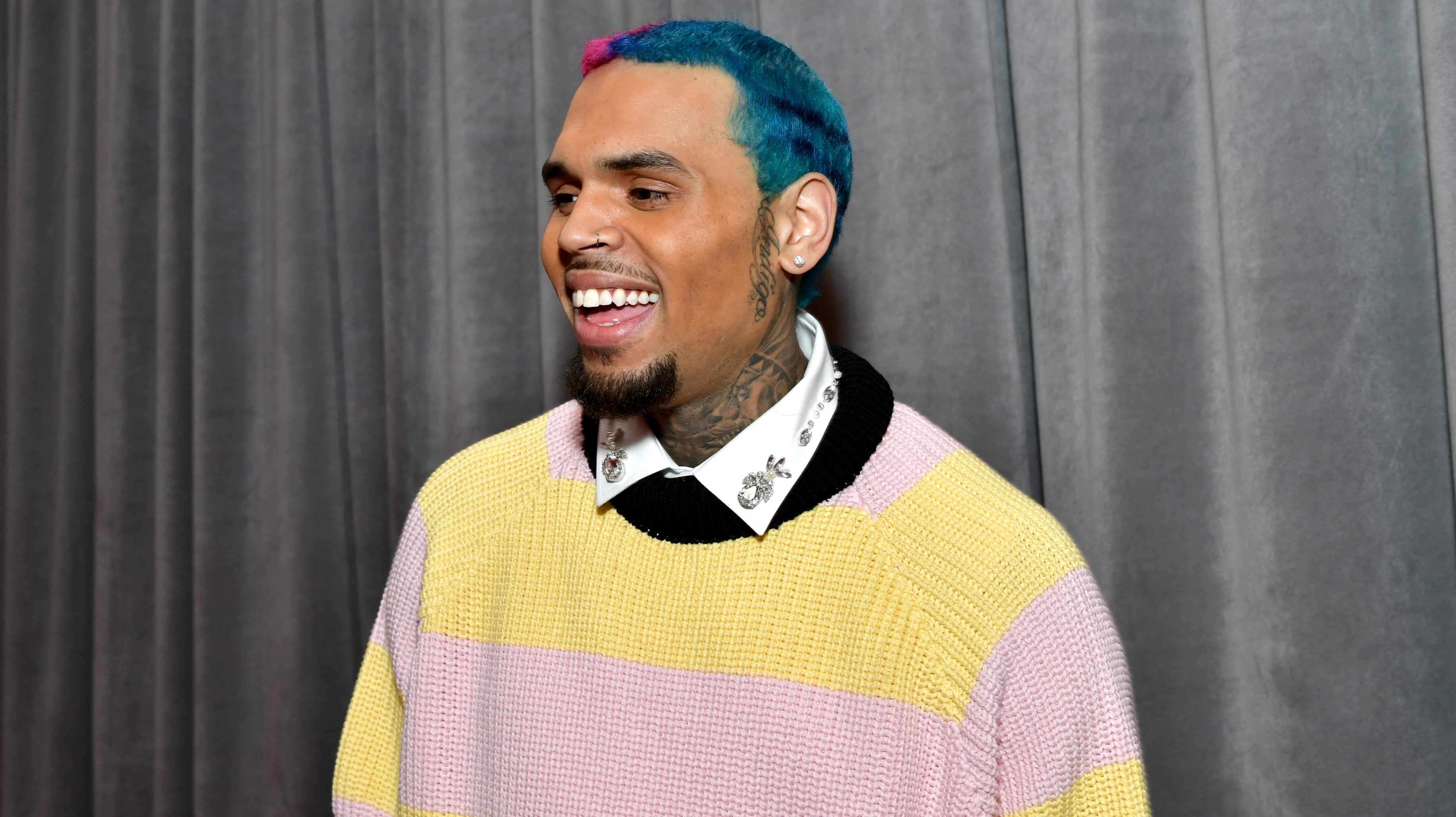 Chris Brown kemény pénzekért aranyrácsot rakatott az összes fogára