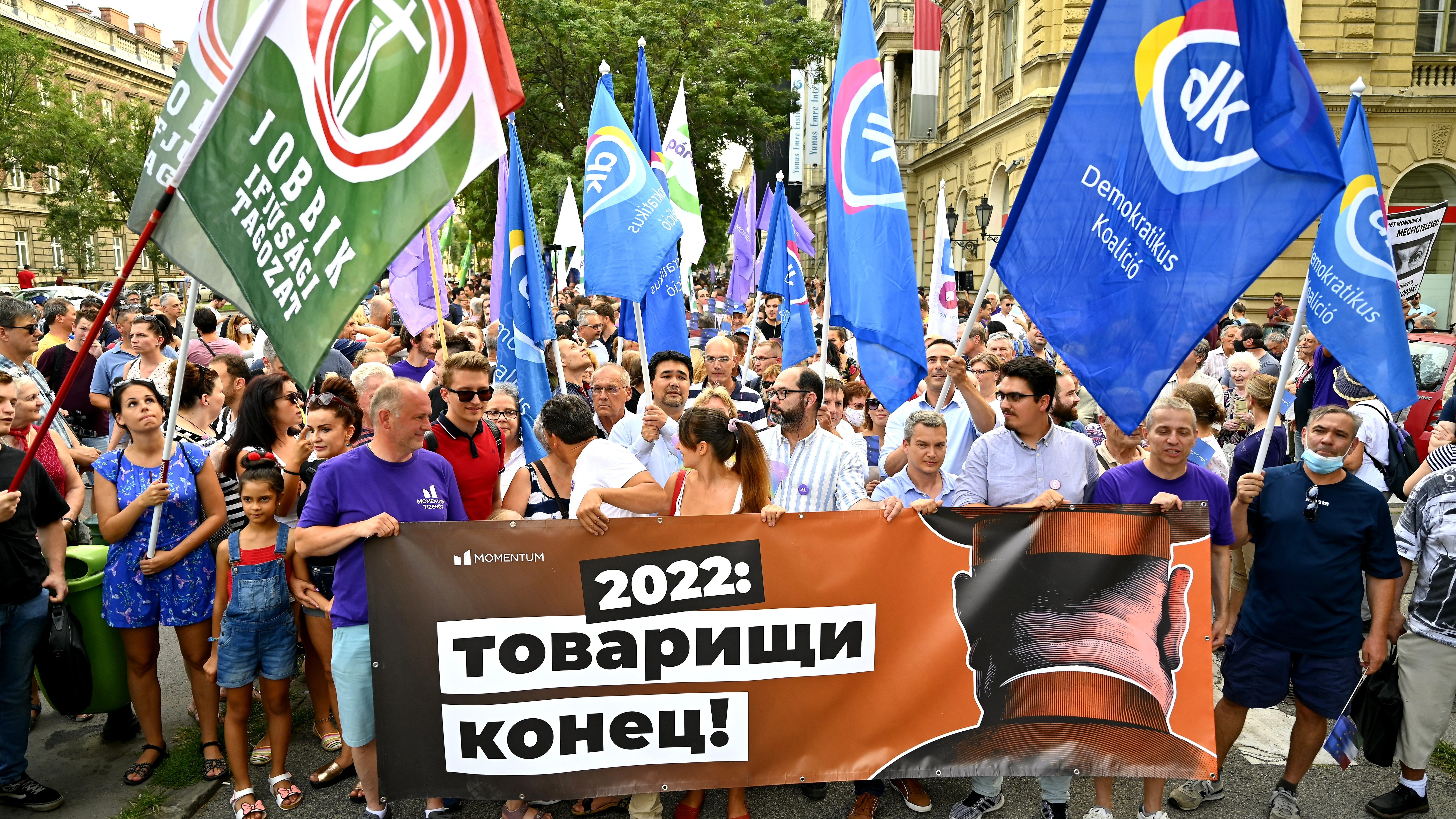 A lehallgatási botrány miatt tüntetnek Budapesten