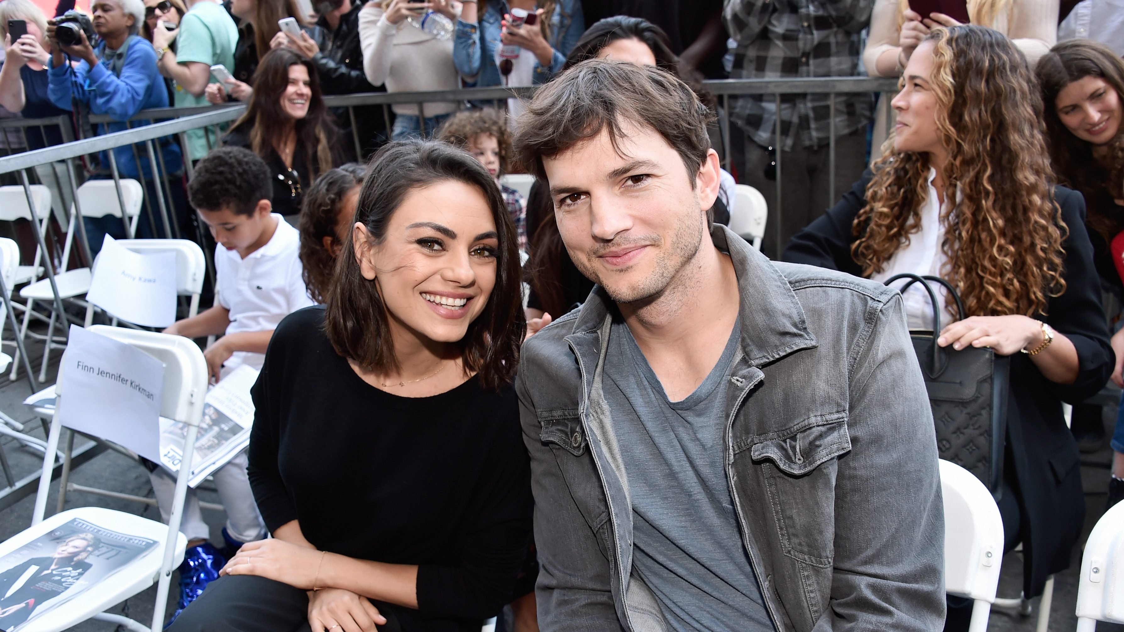 Mila Kunis és Ashton Kutcher szerint felesleges naponta fürdetniük a gyerekeiket