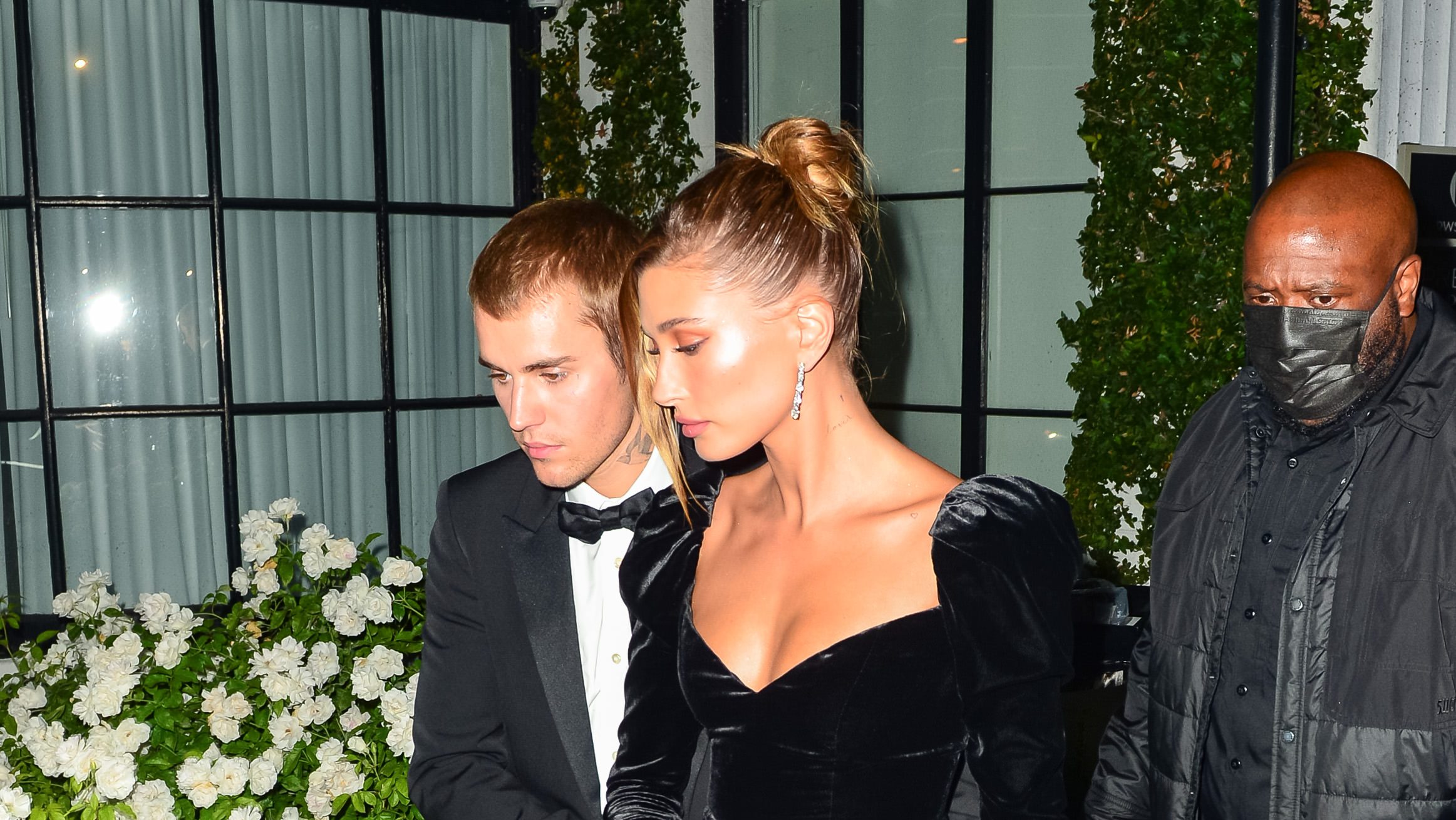 Hailey Bieber ruhája eléggé lábhangsúlyos lett