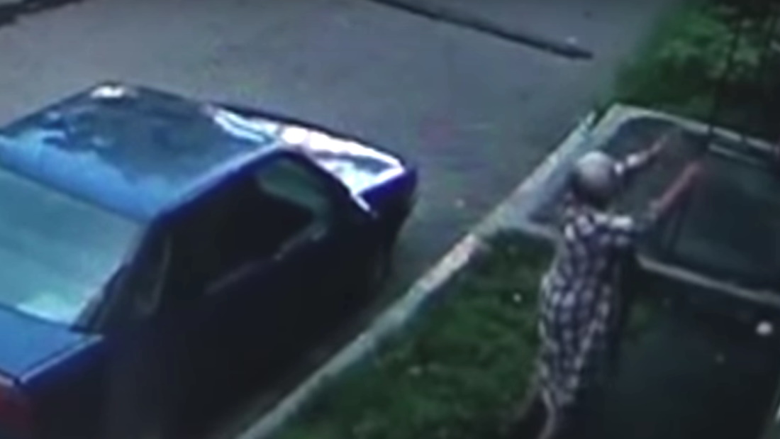 Videón, ahogy egy nyugdíjas nő elkap egy emeletről kizuhanó kisfiút