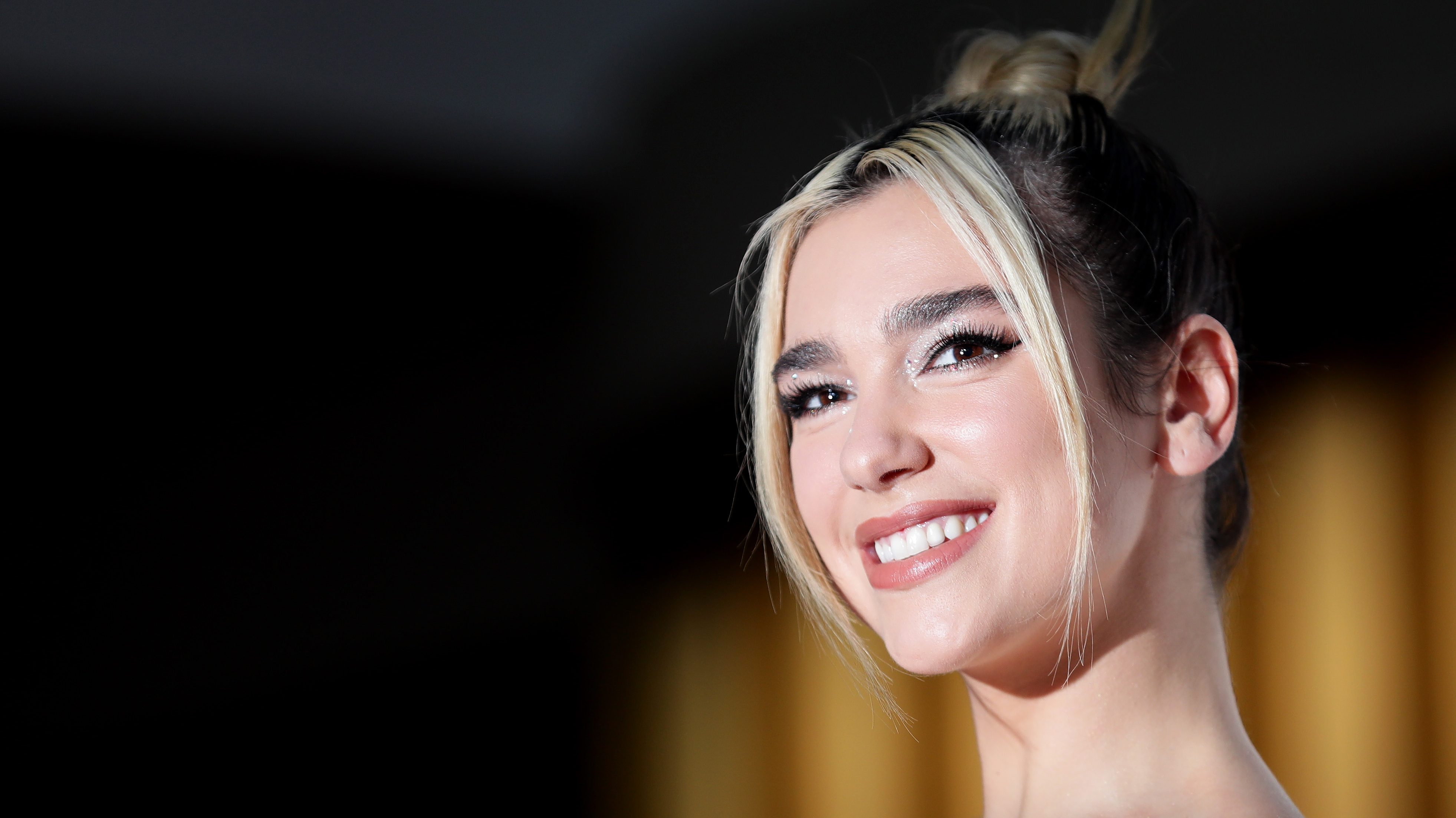 Dua Lipa ebben a szerelésben simán eljátszhatná Marie Antoinette-et is