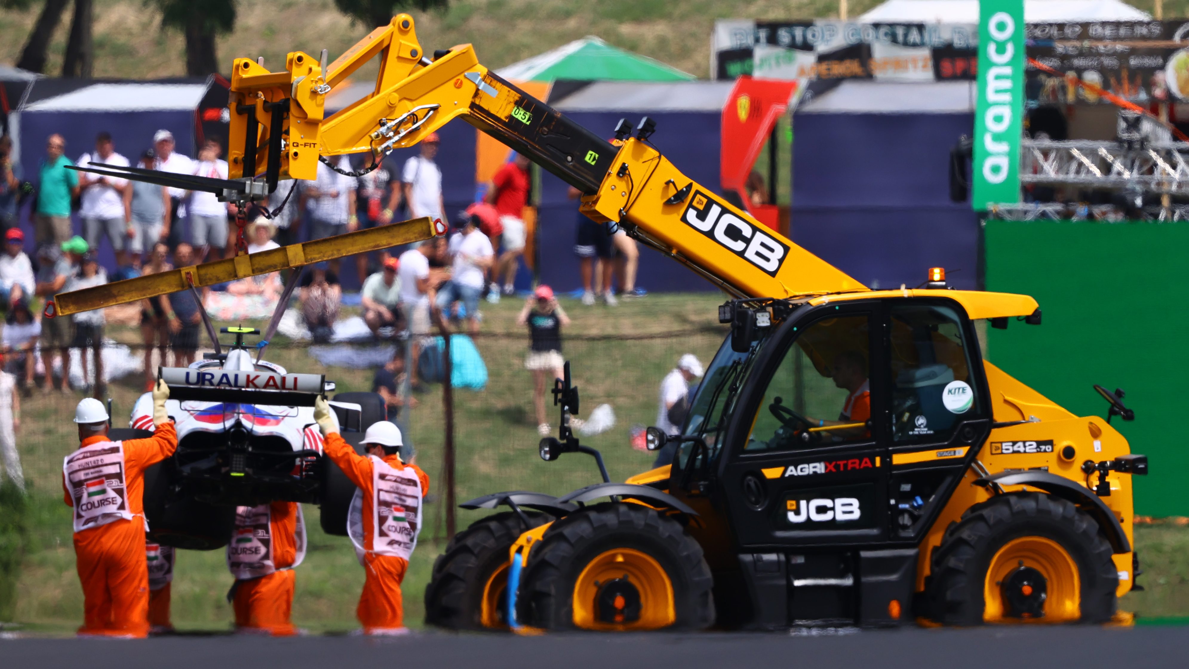 Mick Schumacher úgy összetörte a kocsiját, hogy leállt az edzés a Hungaroringen