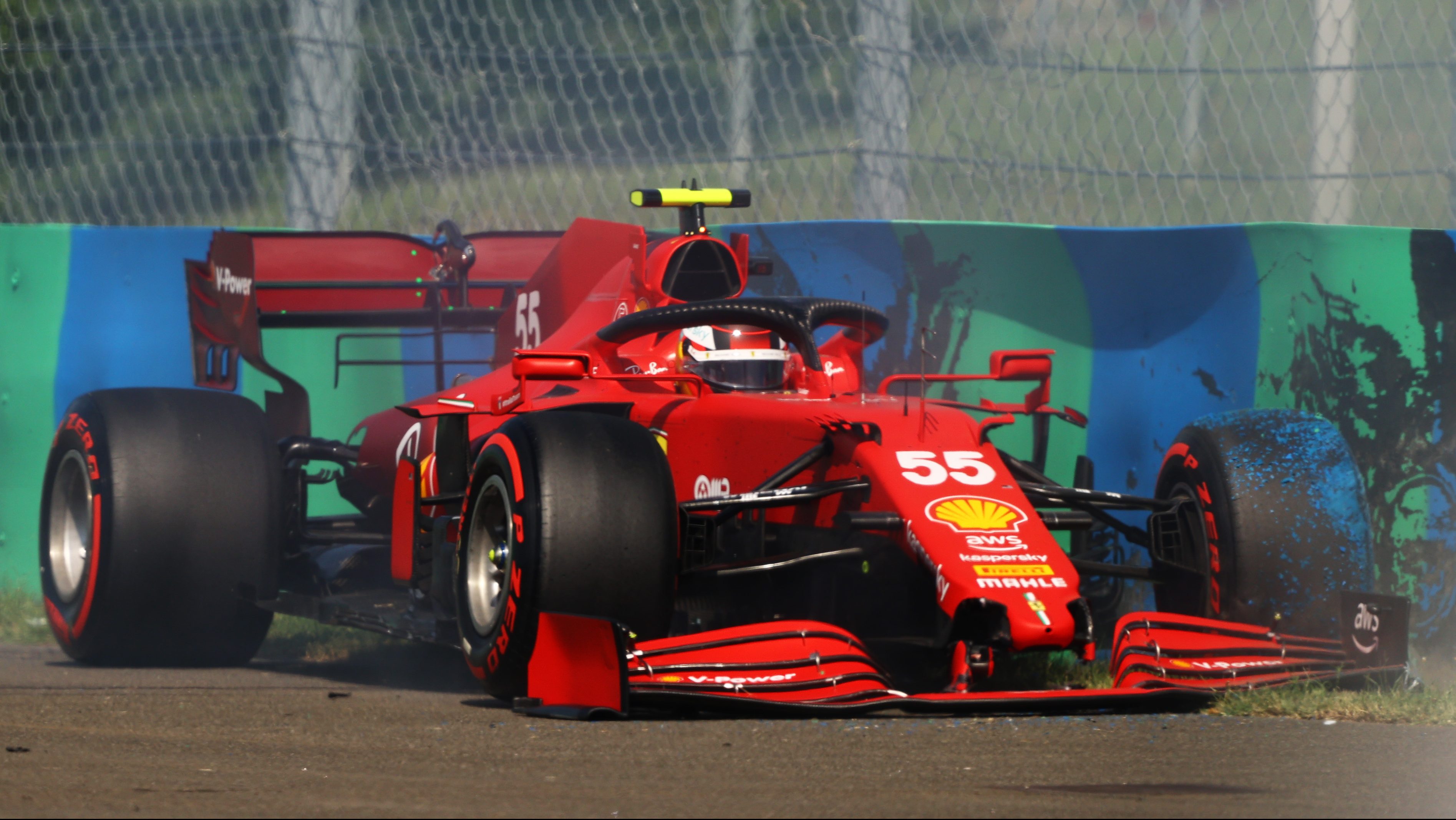 Sainz összetörte a Ferrariját, a Mercedes kisajátította az első sort a Hungaroringen