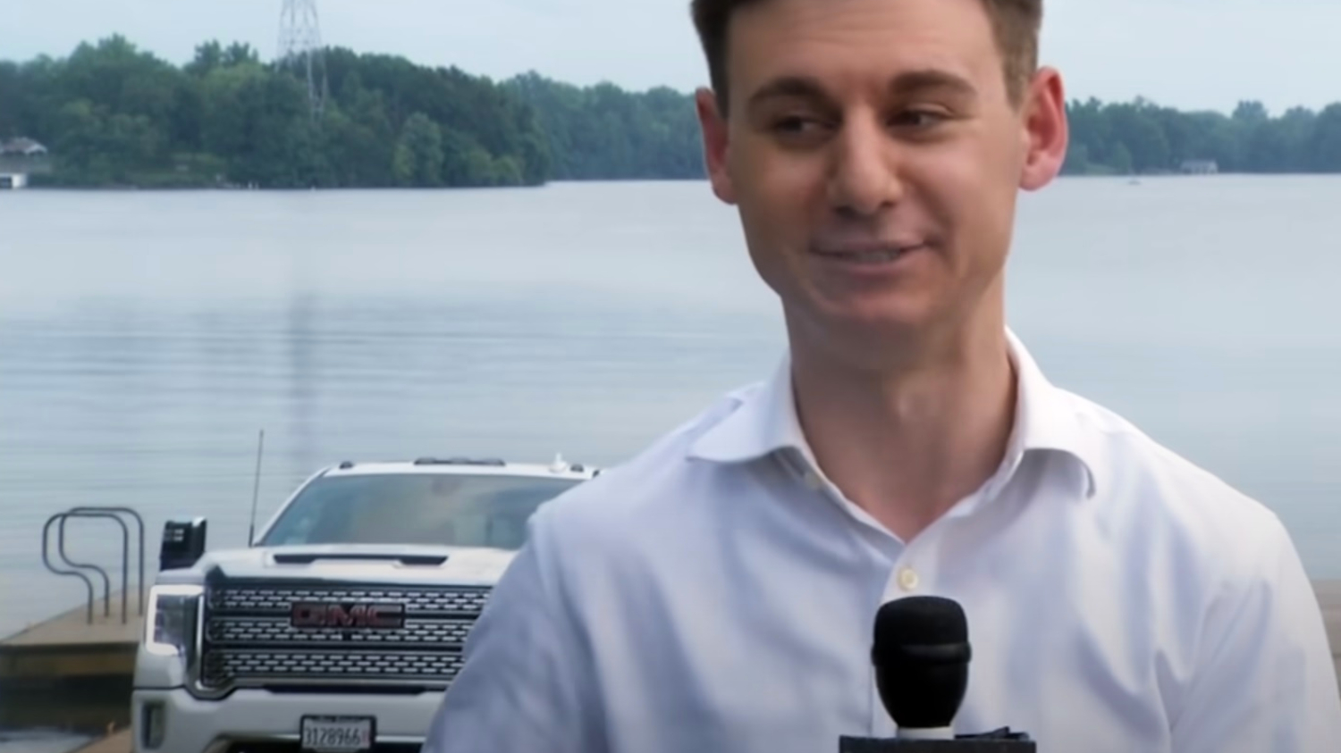 A tévériporter háta mögött merült el a tóban egy terepjáró