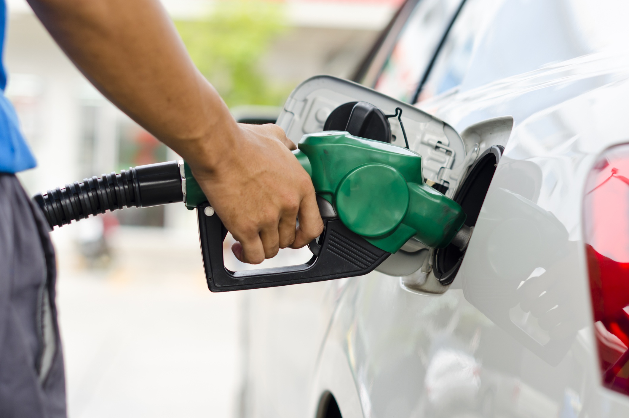 Minimálisan fellélegezhetnek az autósok, péntektől csökkennek az üzemanyagárak
