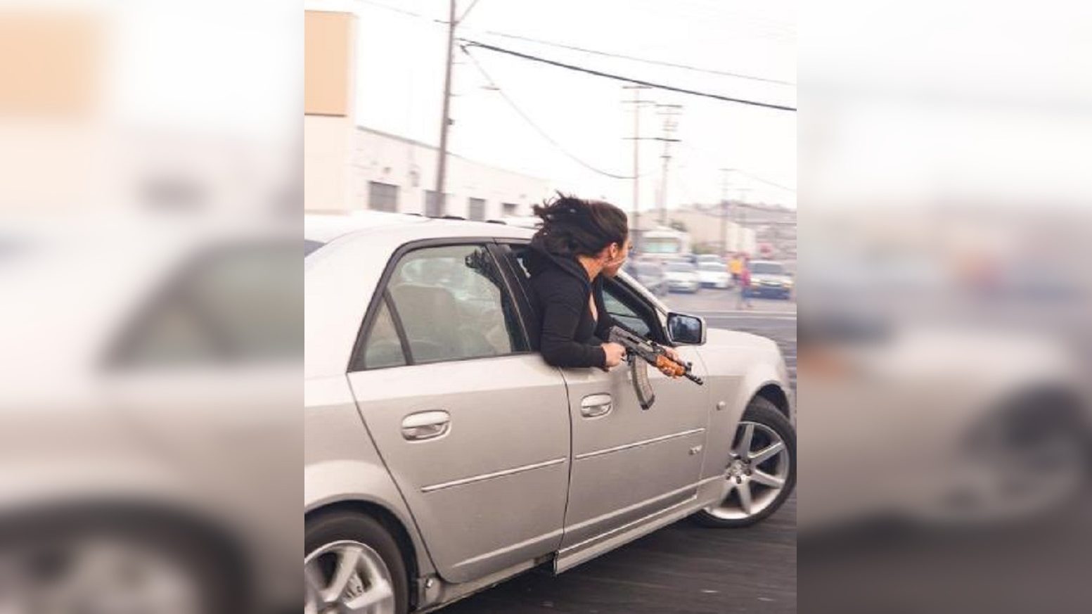 Fotón, ahogy egy nő egy AK-47-essel a kezében lóg egy autó ablakában, San Franciscóban