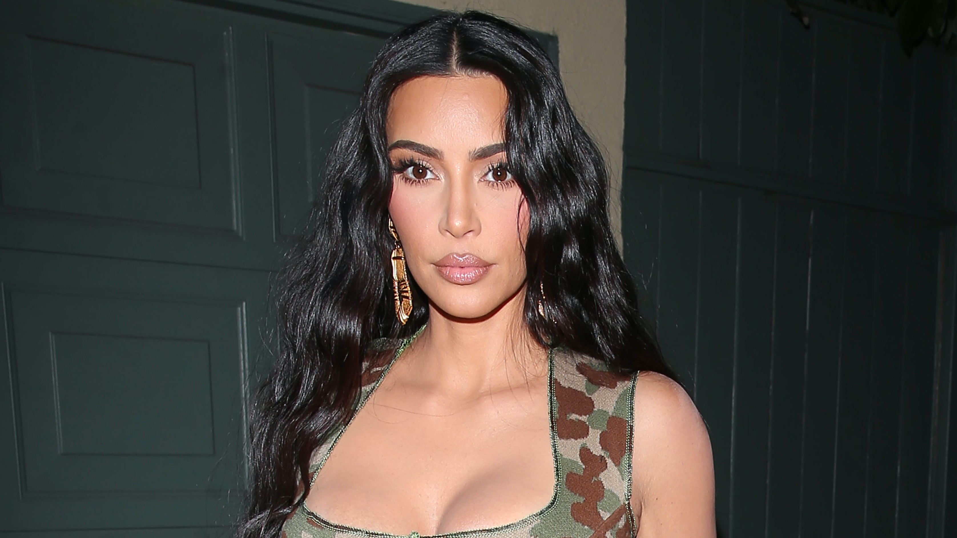 Kim Kardashian vajon bankot rabolni vagy fétis klubba megy ebben a fekete álarcban?
