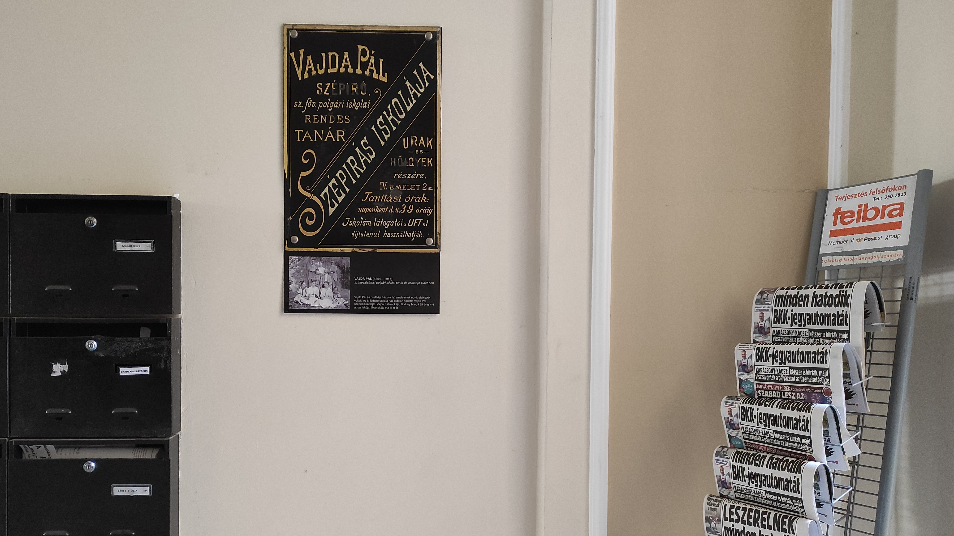 Egy századfordulós iskola tábláját rejti egy vízivárosi ház folyosója