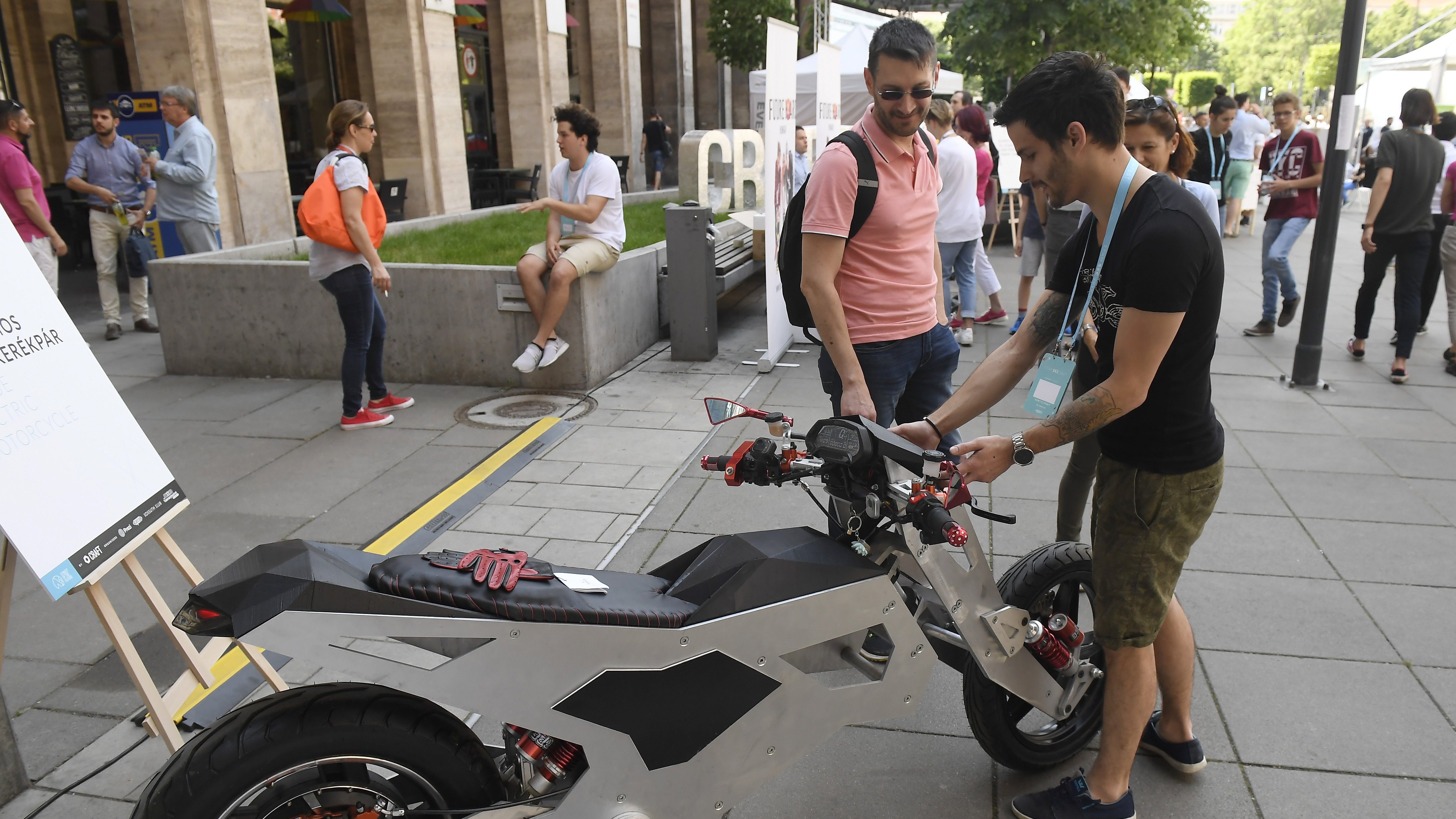 Szerdától használhatnak zöld rendszámot az elektromos motorok