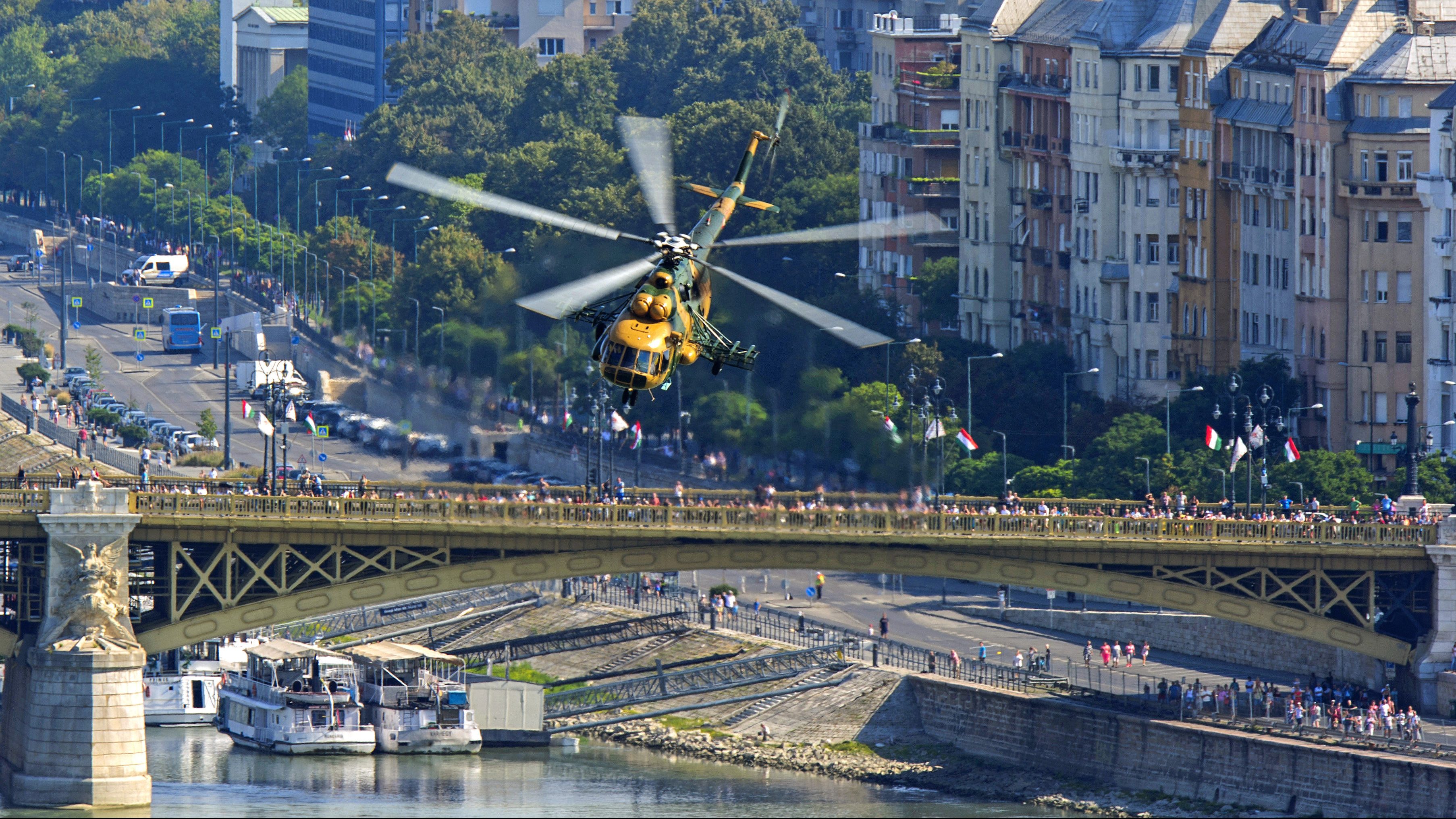Helikopterek gyakorolnak az augusztus 20-ai légi parádéra csütörtökön a Duna felett