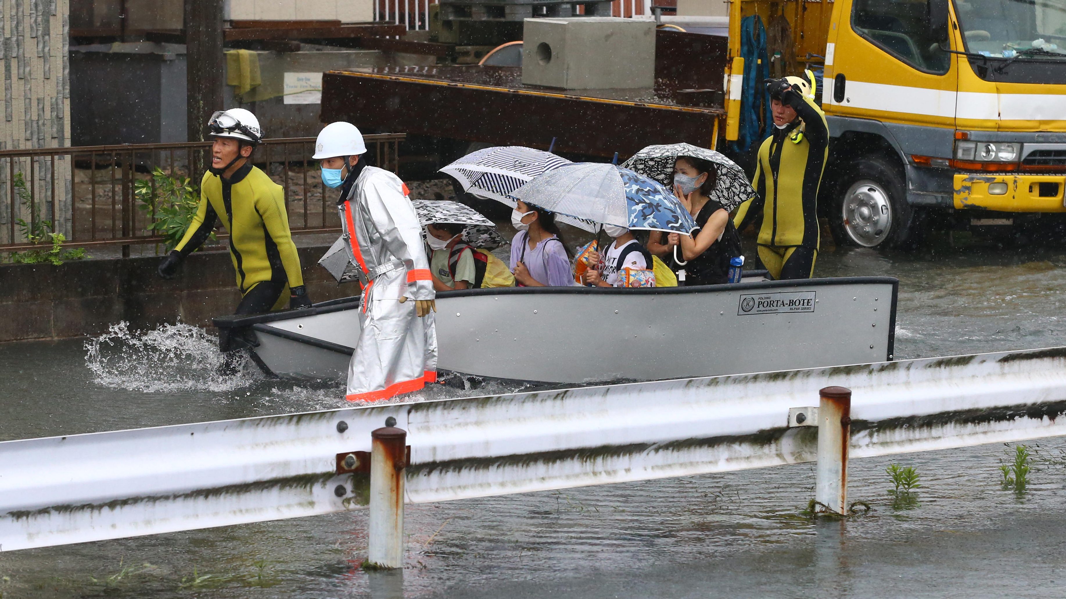 Milliókat evakuálnak Japánban a heves esőzések miatt