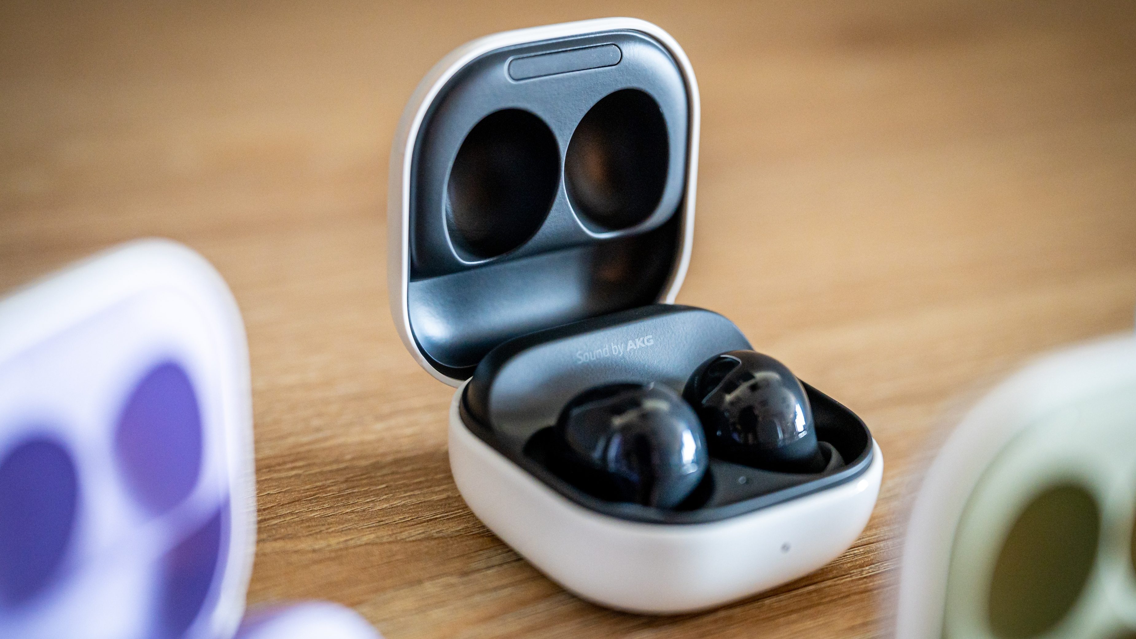 Itt a Samsung legújabb zajszűrős fülese, a Galaxy Buds2