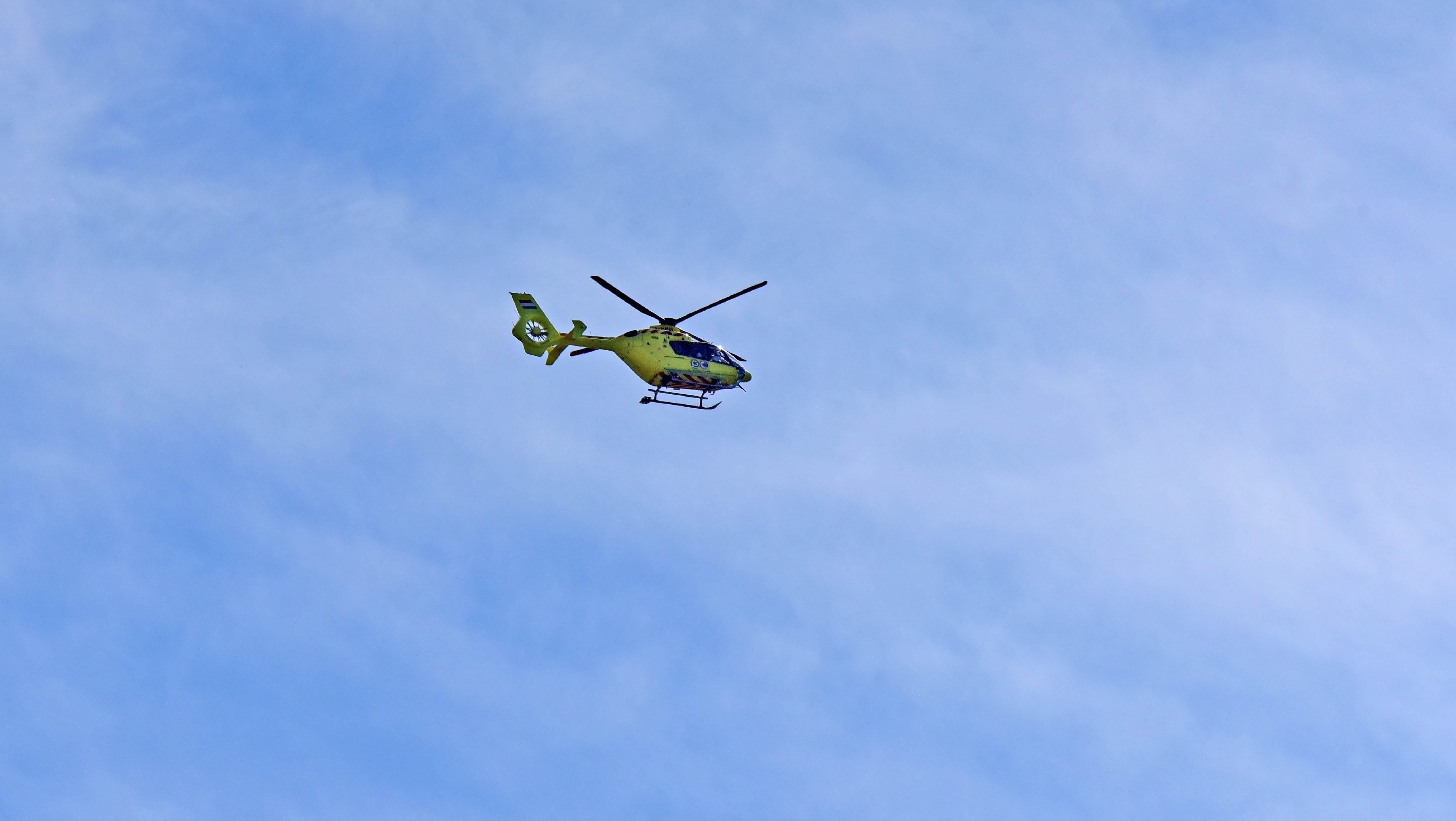 A figyelmeztetés ellenére fejest ugrott a sekély vízbe, mentőhelikopterrel vitték el a balatonfüredi strandról