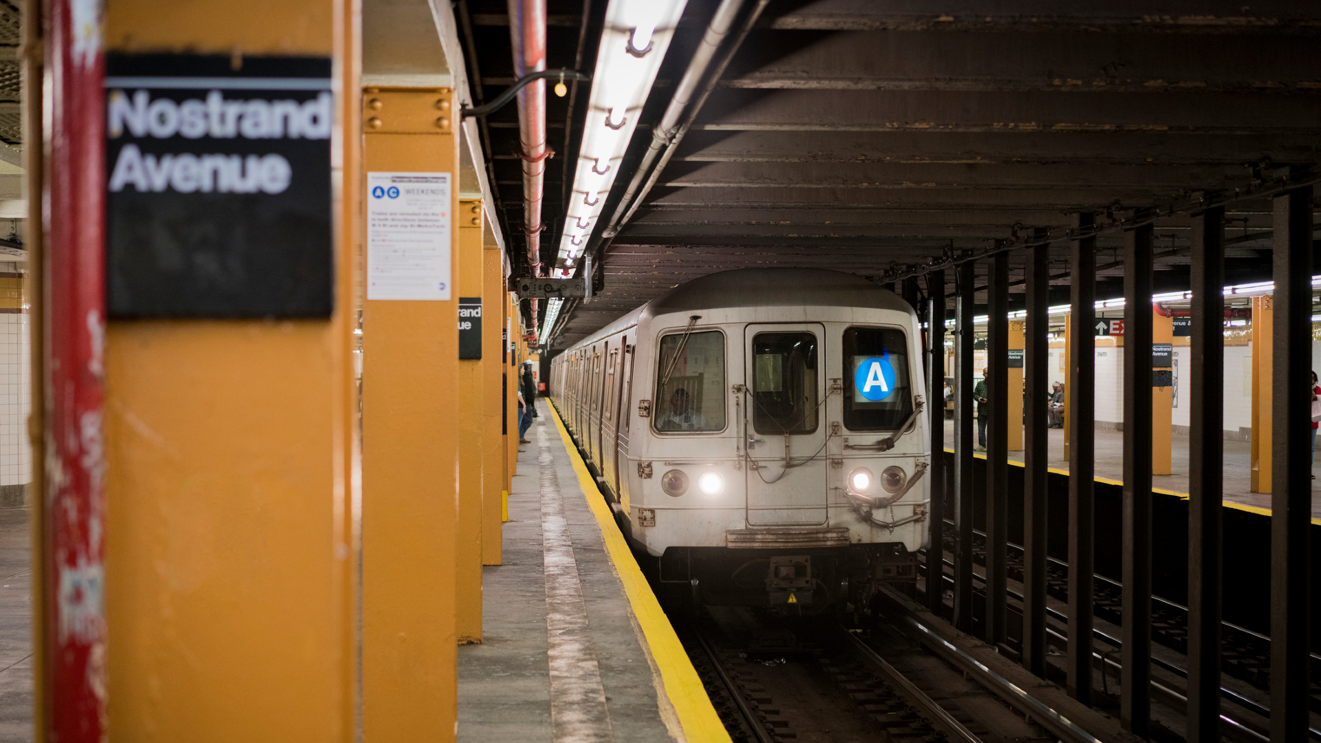 Nagy bajban a New York-i metrósofőr, aki engedte vezetni a barátnőjét