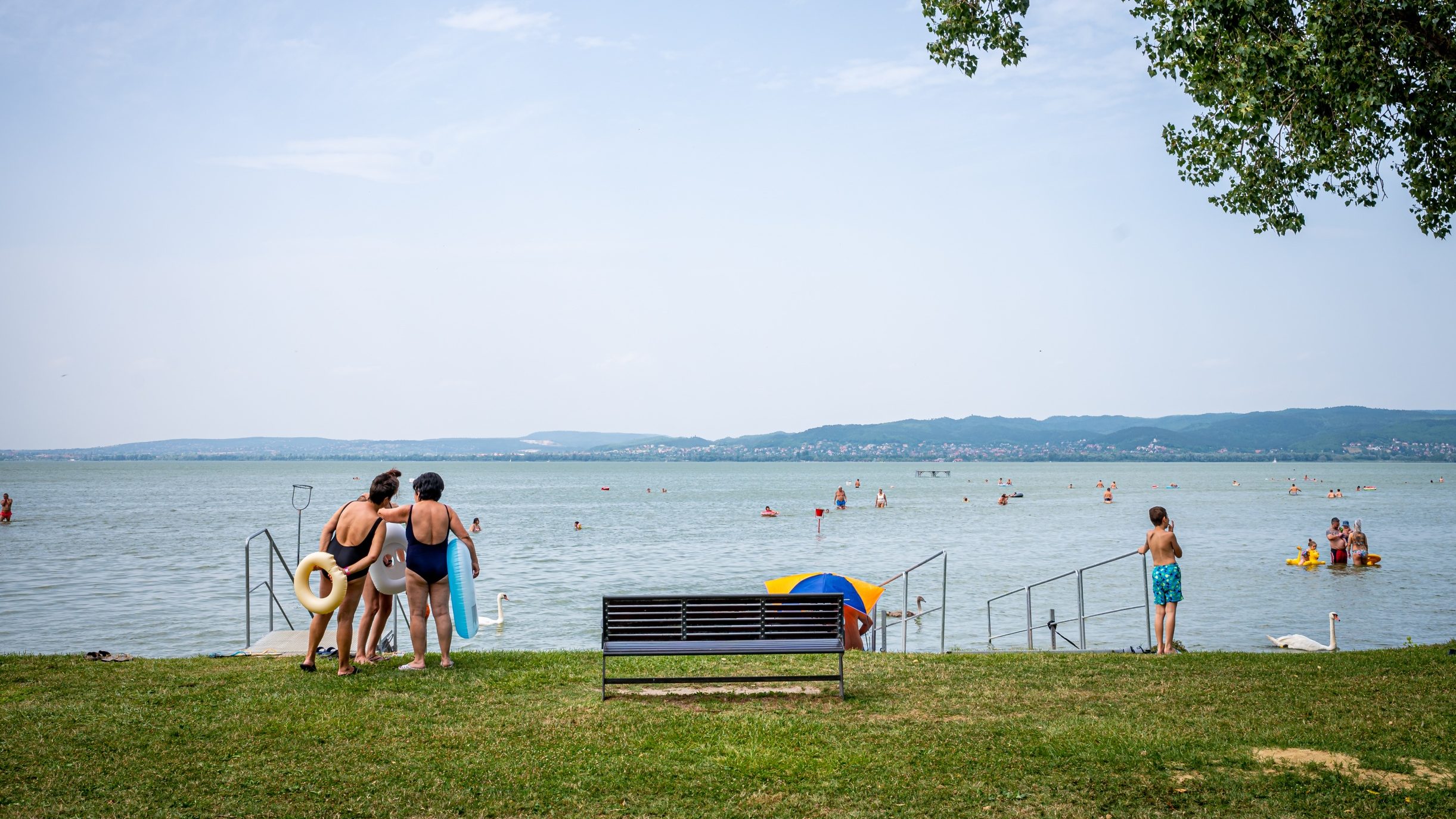 Tíz embernek segítettek partra jutni a Balatonnál hétfőn