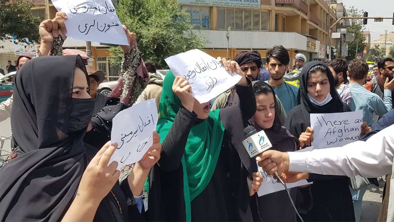 Pánikszerűen vásárolják fel a burkákat a jövőjük miatt rettegő afgán nők