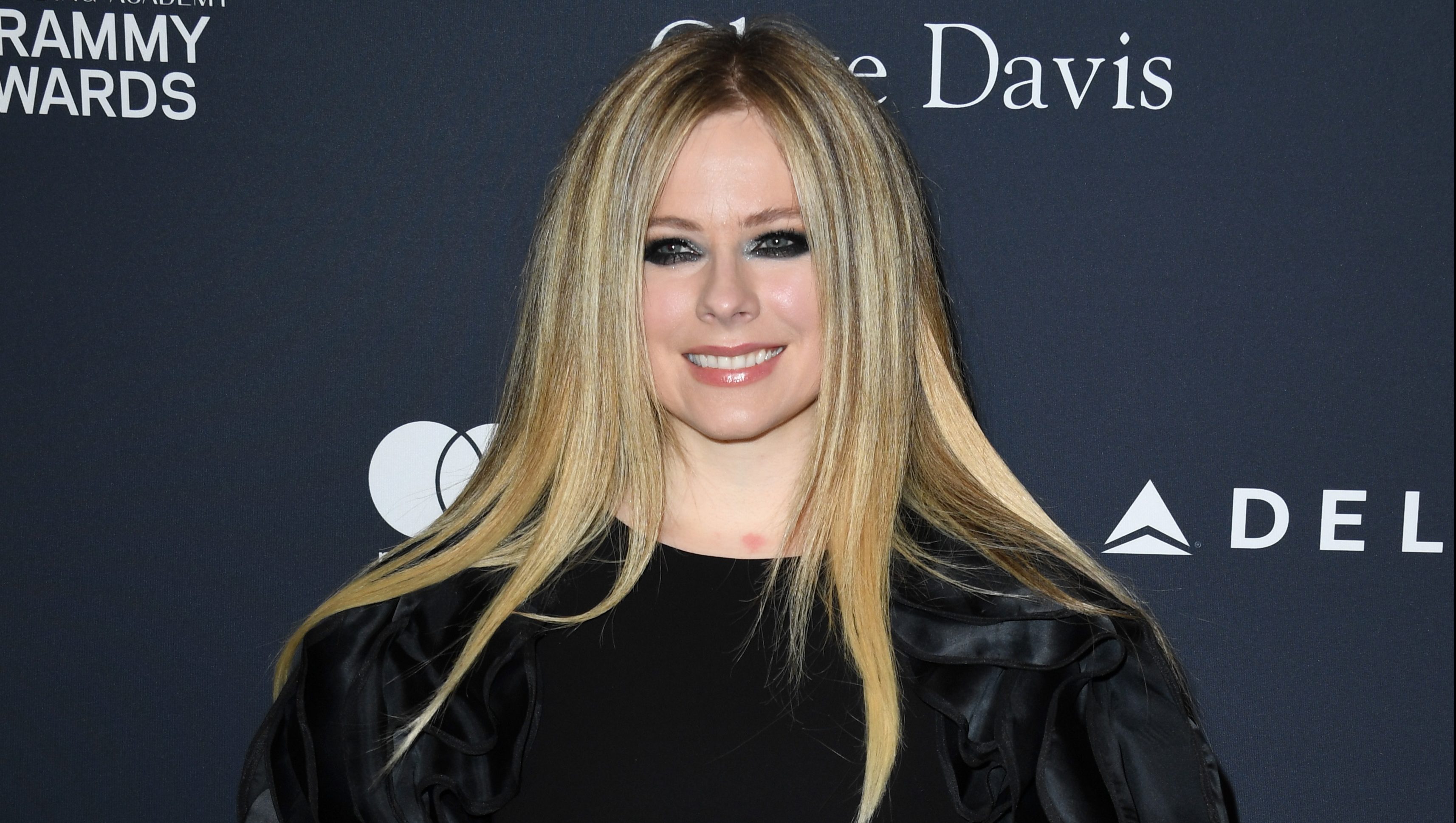 Ha más viselné a szemünk se rebbenne, de Avril Lavigne-en még nem láttunk ilyen villantós bikinit