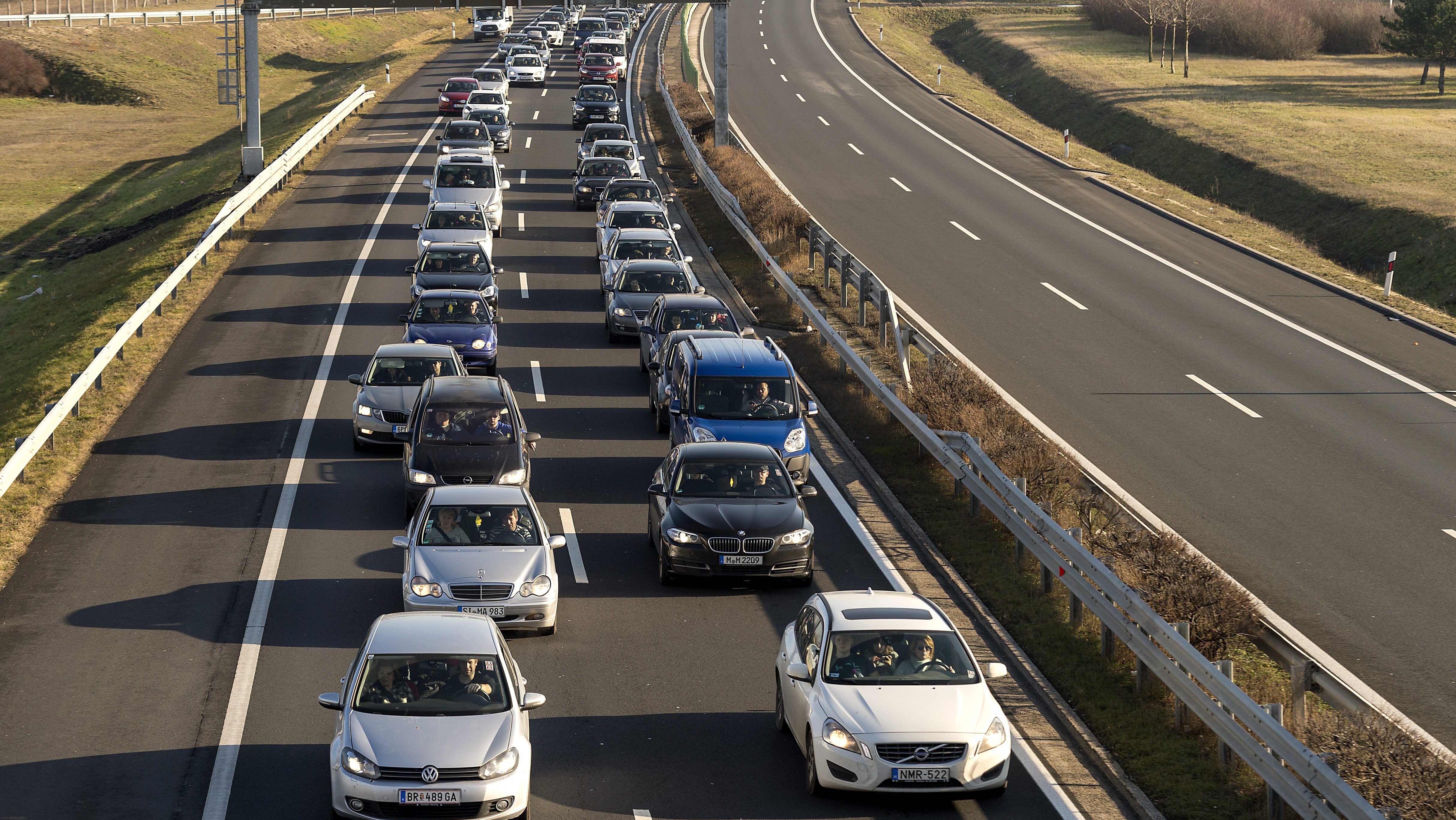 Az M3-ason és az M5-ösön is baleset miatt több kilométeres a dugó