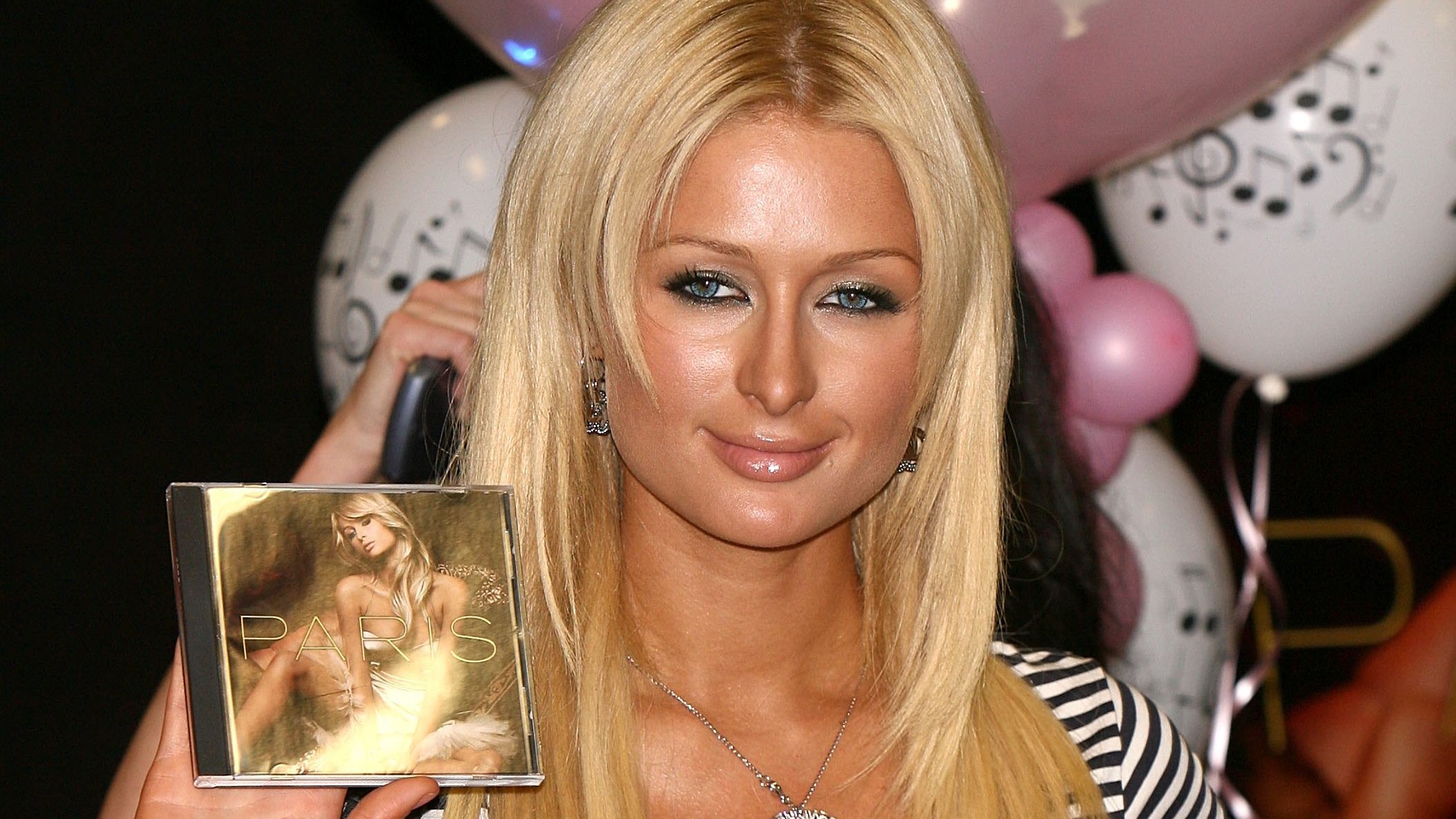Ma 15 éve jelent meg Paris Hilton első lemeze, a Paris