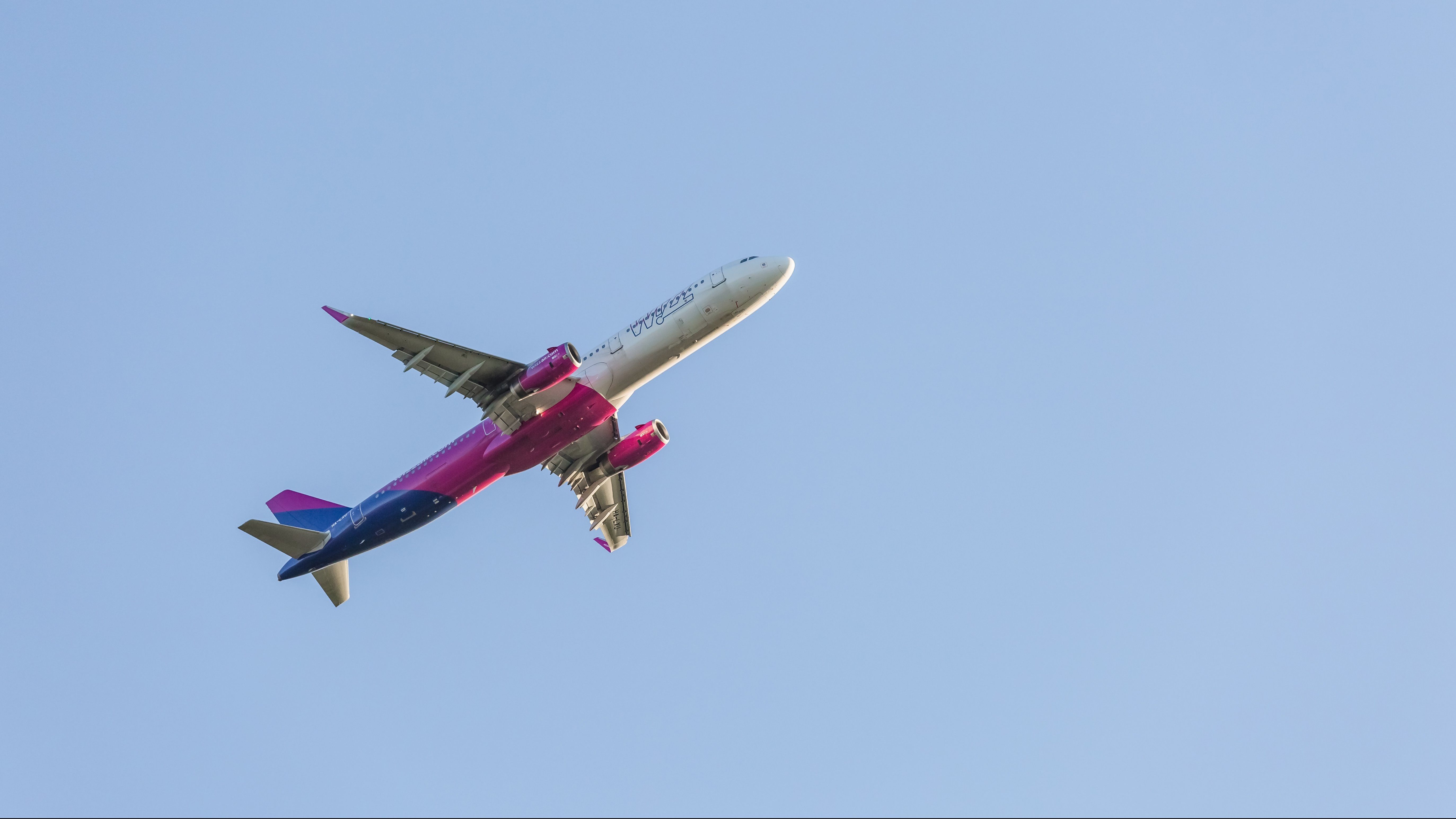 170 Afganisztánból kimentett emberrel a fedélzetén megjött a WizzAir gépe