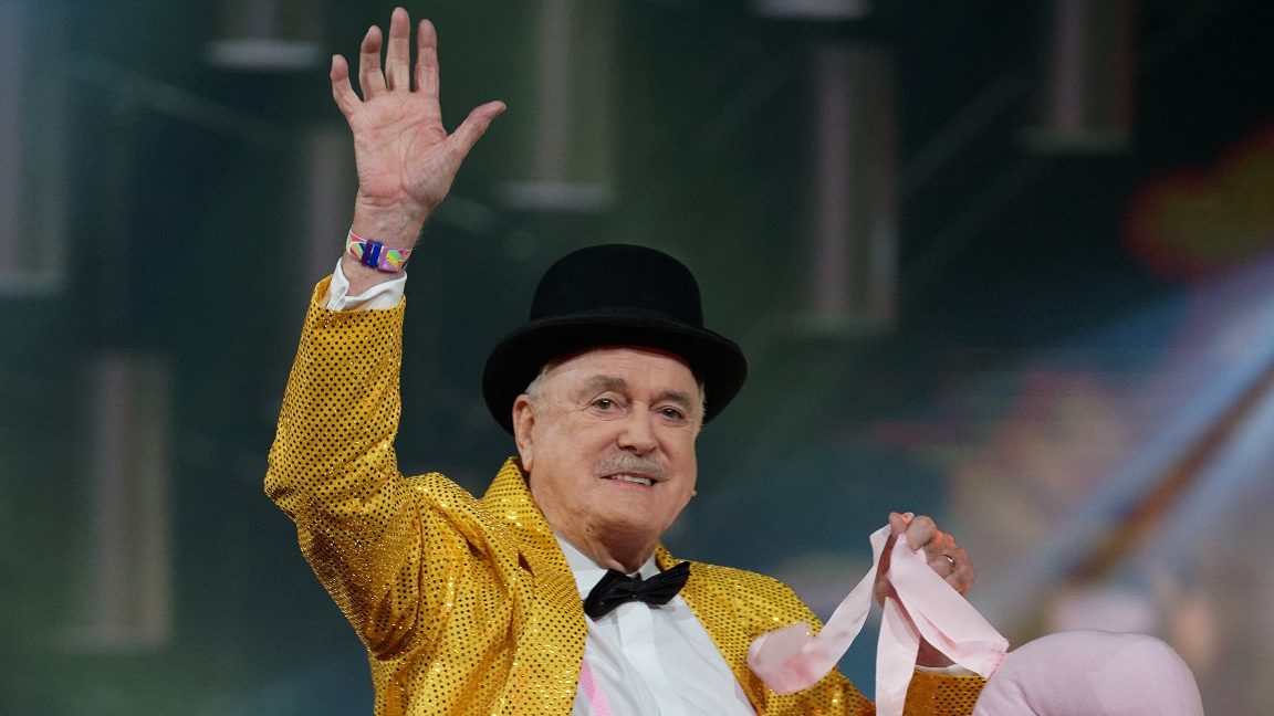 John Cleese megpróbál a cancel culture és a politikai korrektség mögé nézni