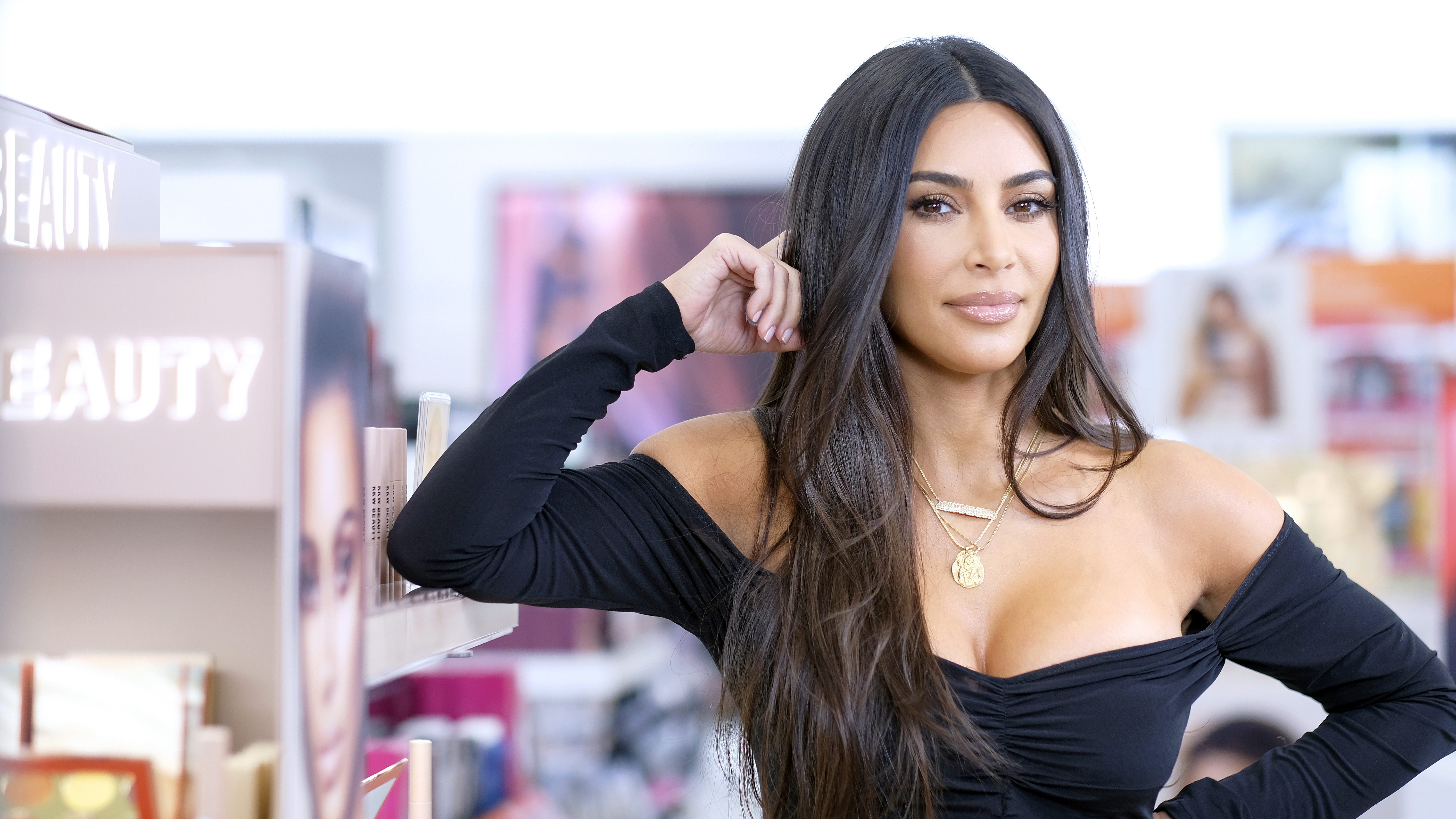Kim Kardashian új fotóján ledobta a bikinijét