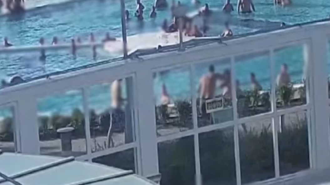 Videón, ahogy ököllel esik a fürdőzőknek egy ittas férfi a budapesti strandon