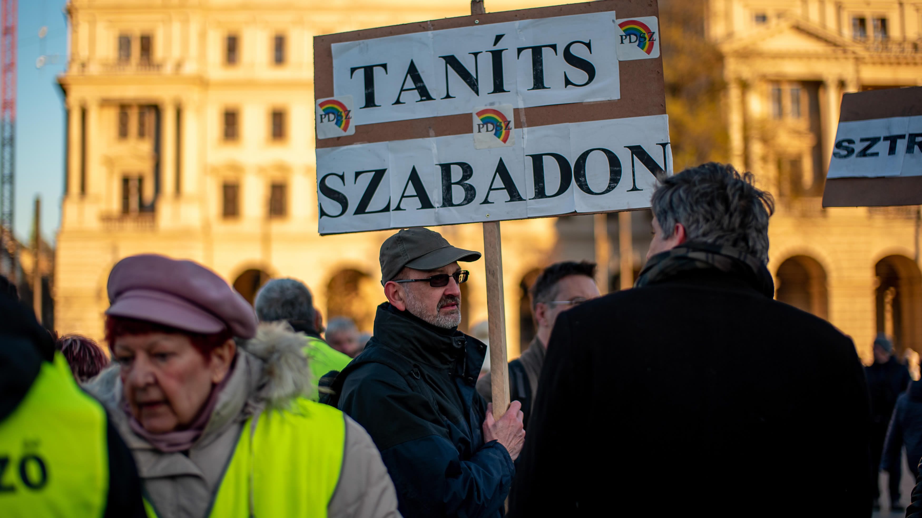 A pedagógusok mellbevágóan rossz helyzetét méri fel a PDSZ